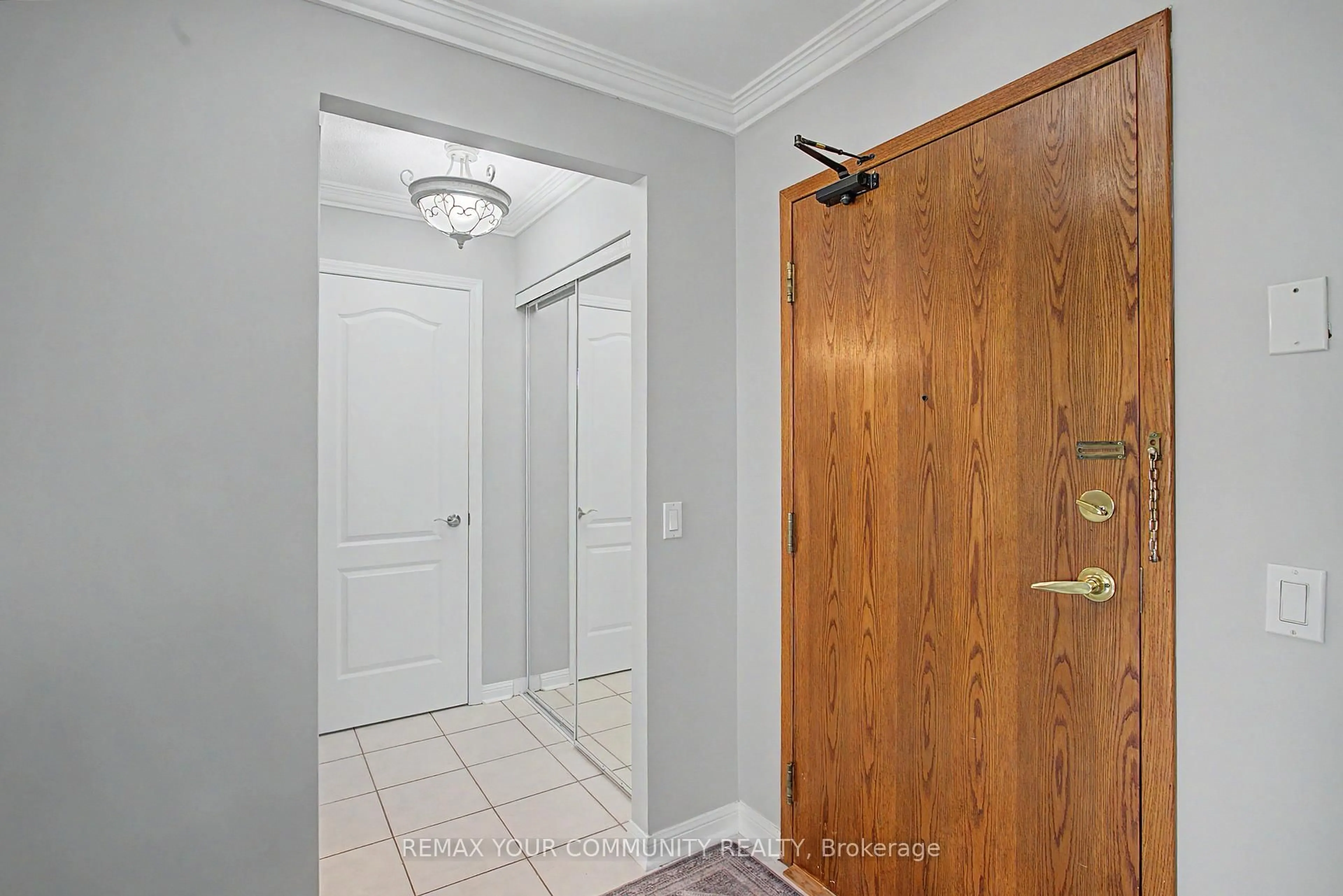 Indoor entryway for 2506 Rutherford Rd #312, Vaughan Ontario L4K 5N5