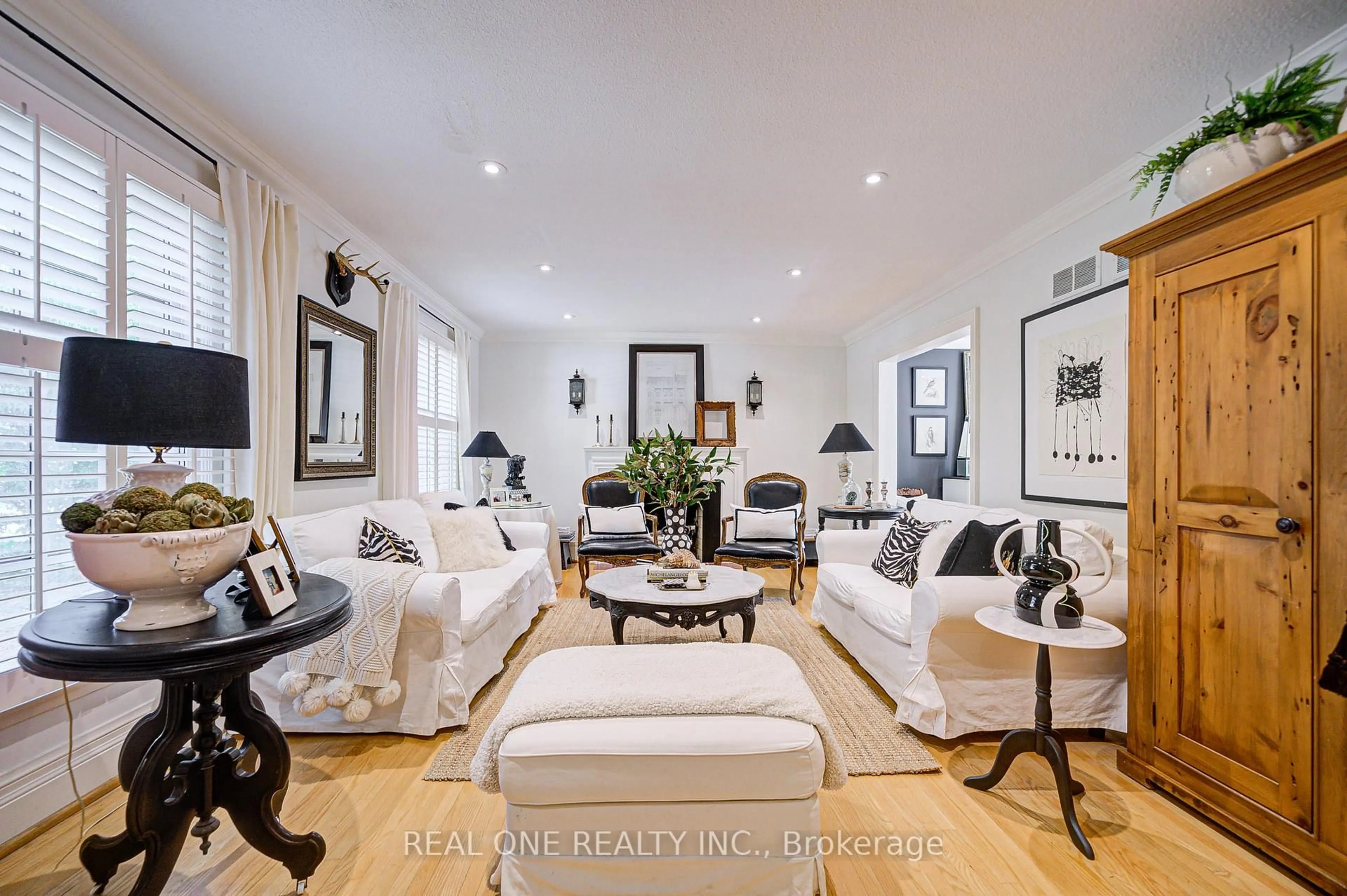 Living room with furniture, unknown for 21 Alcaine Crt, Markham Ontario L3T 2G8