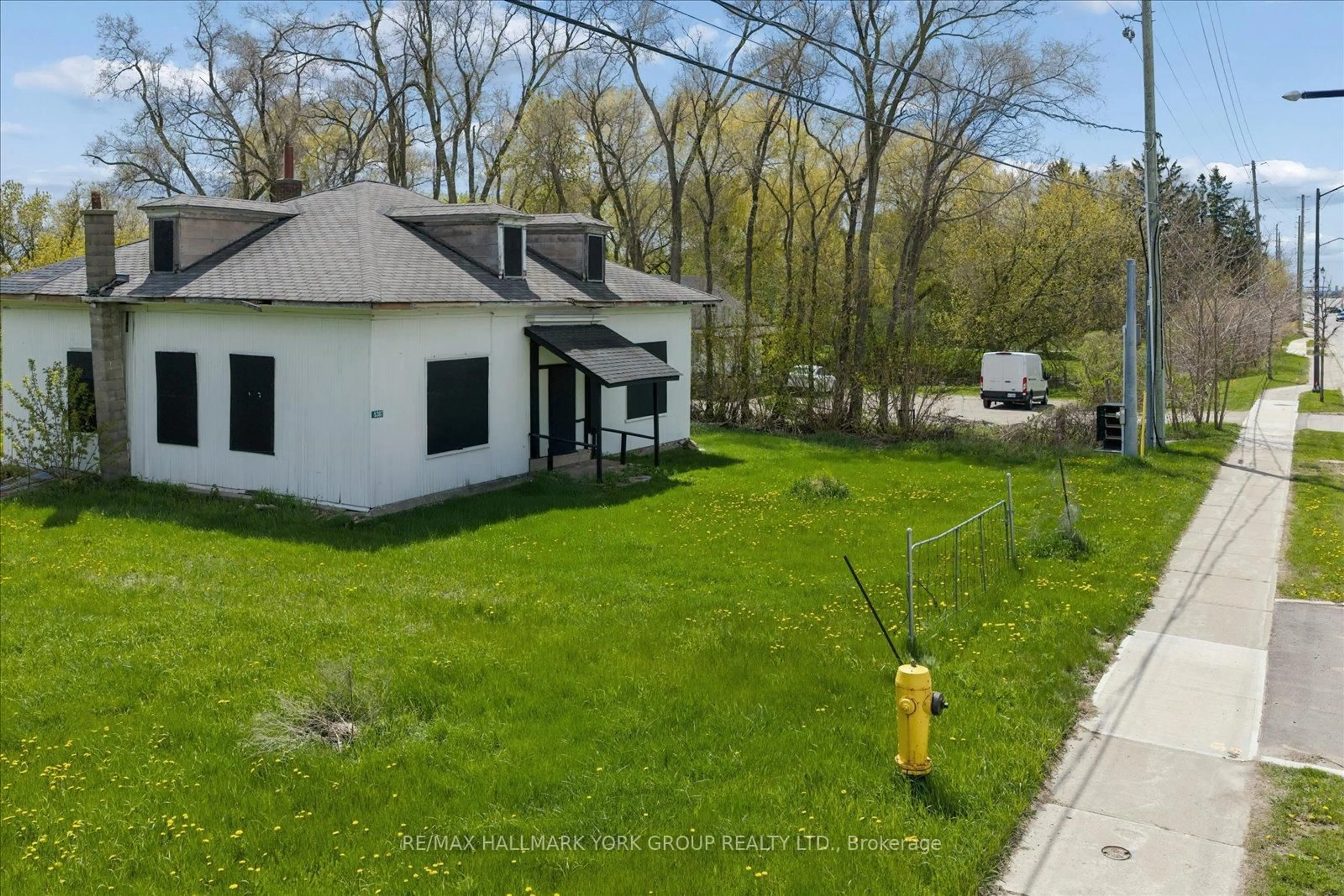 A pic from outside/outdoor area/front of a property/back of a property/a pic from drone, street for 5387 Main St, Whitchurch-Stouffville Ontario L4A 1H3