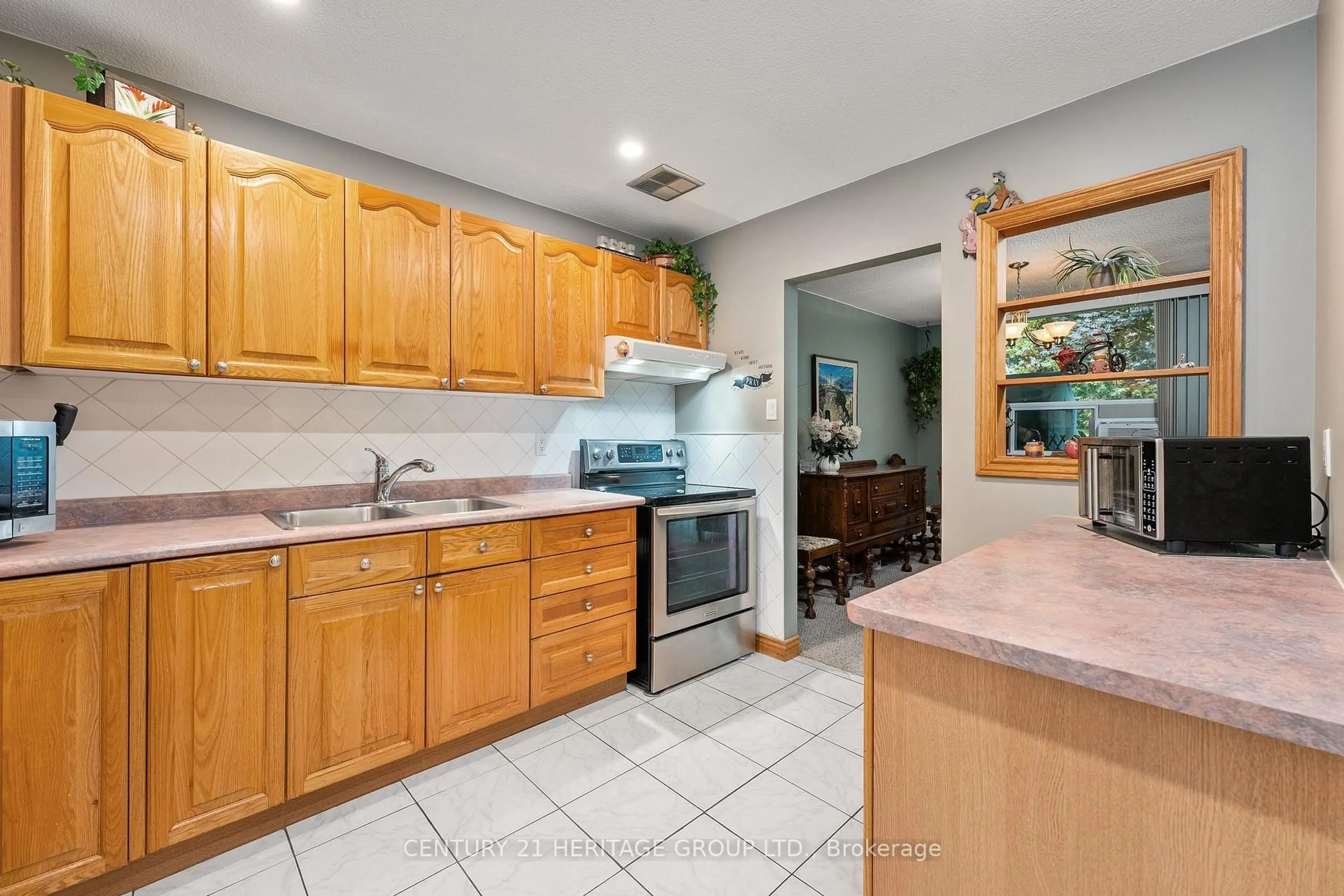 Standard kitchen, ceramic/tile floor for 200 Holland Crt #3, Bradford West Gwillimbury Ontario L3Z 1R9