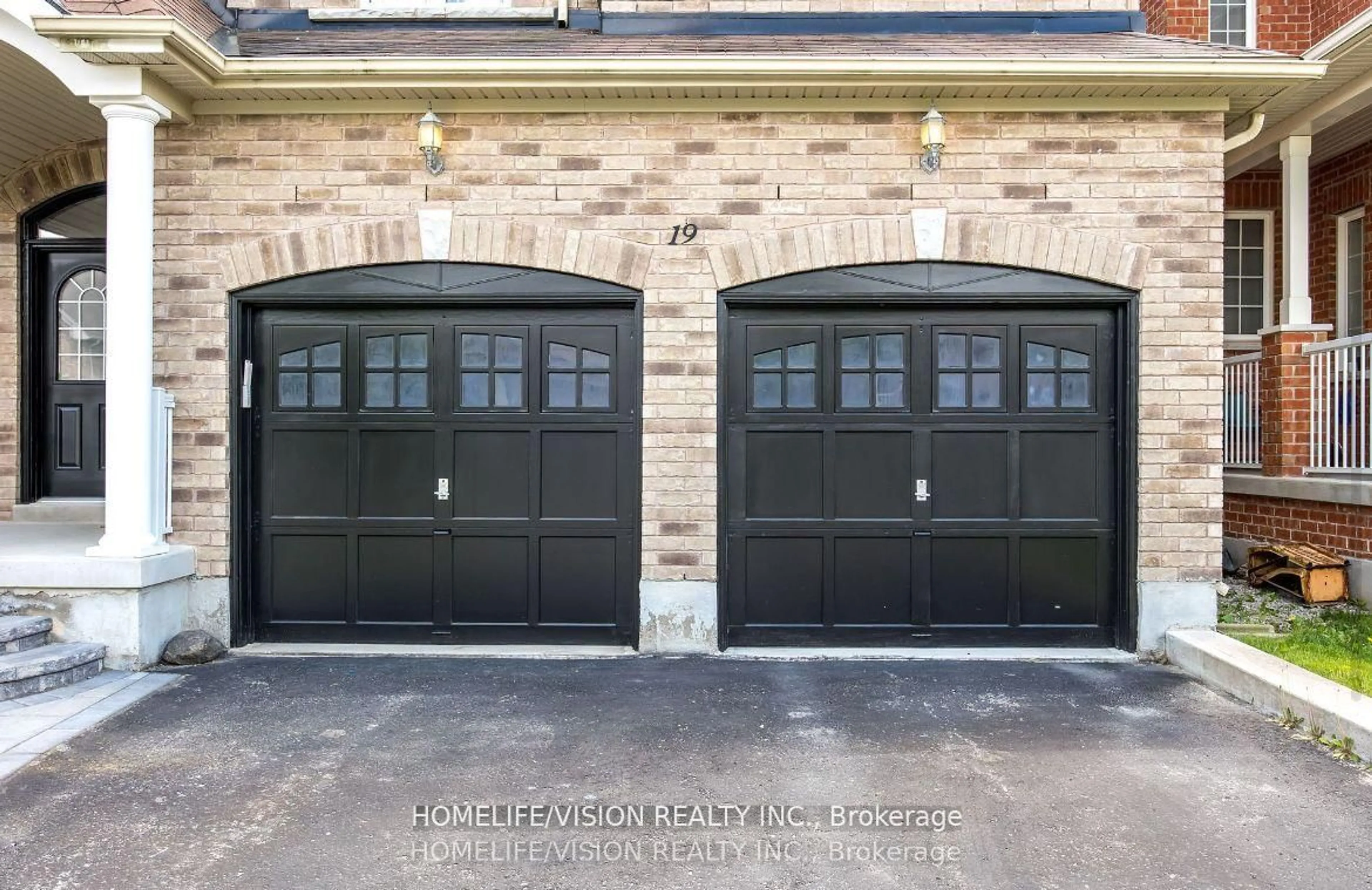 Indoor garage for 19 Grey Wing Ave, Georgina Ontario L4P 0E8