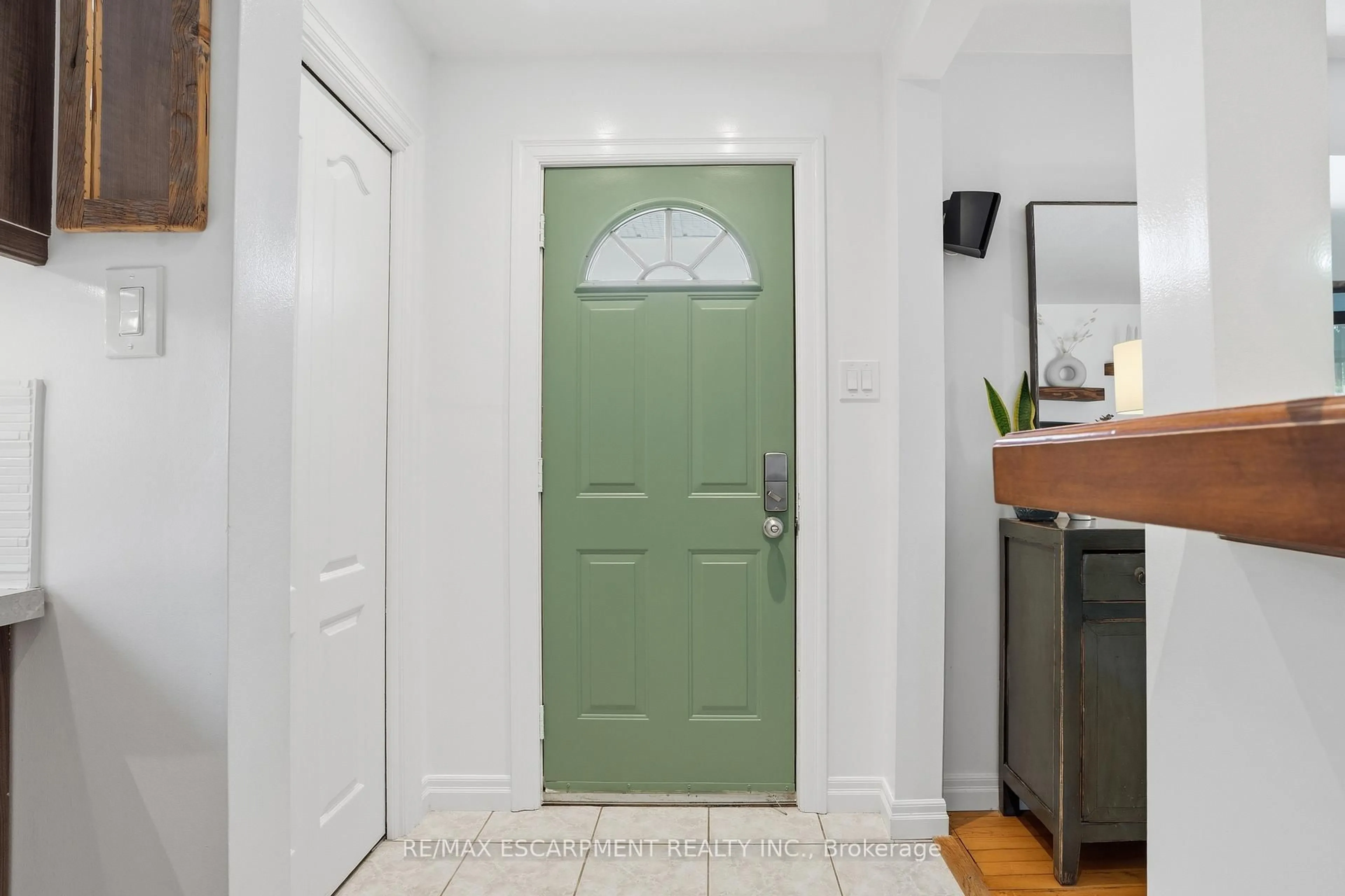 Indoor entryway for 261 Andrew St, Newmarket Ontario L3Y 1H1