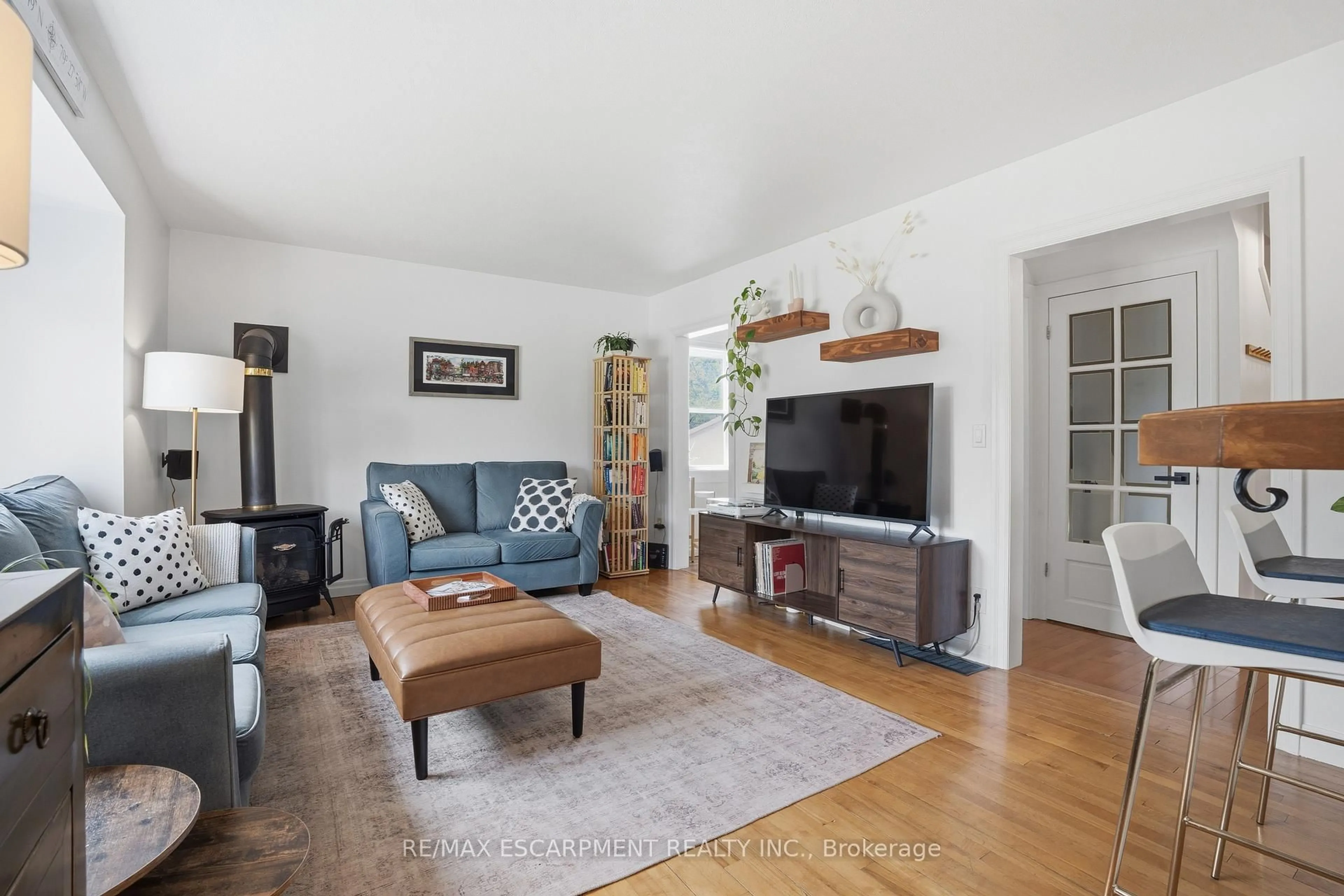 Living room with furniture, wood/laminate floor for 261 Andrew St, Newmarket Ontario L3Y 1H1