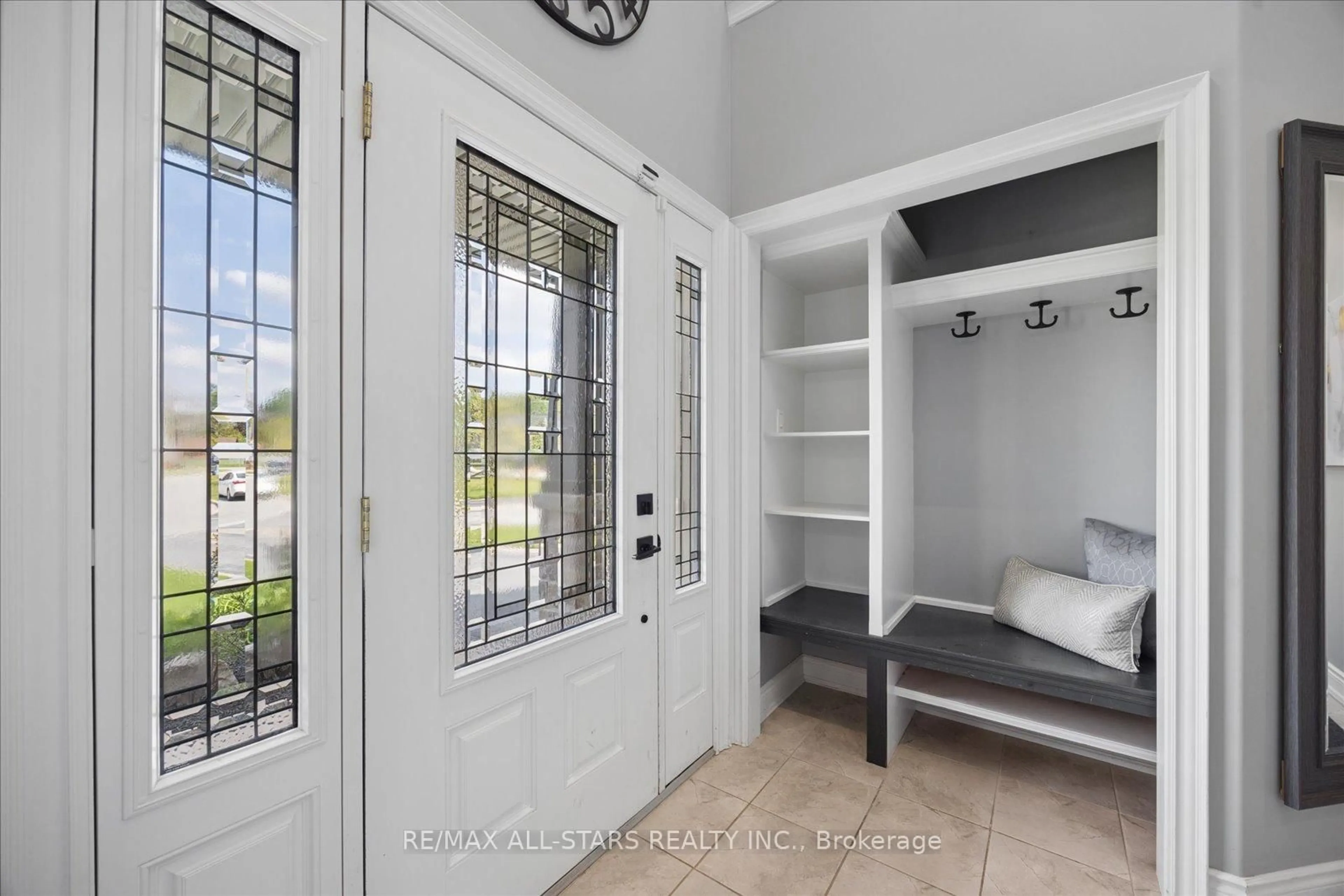 Indoor entryway for 18 Carleton Tr, New Tecumseth Ontario L0G 1A0
