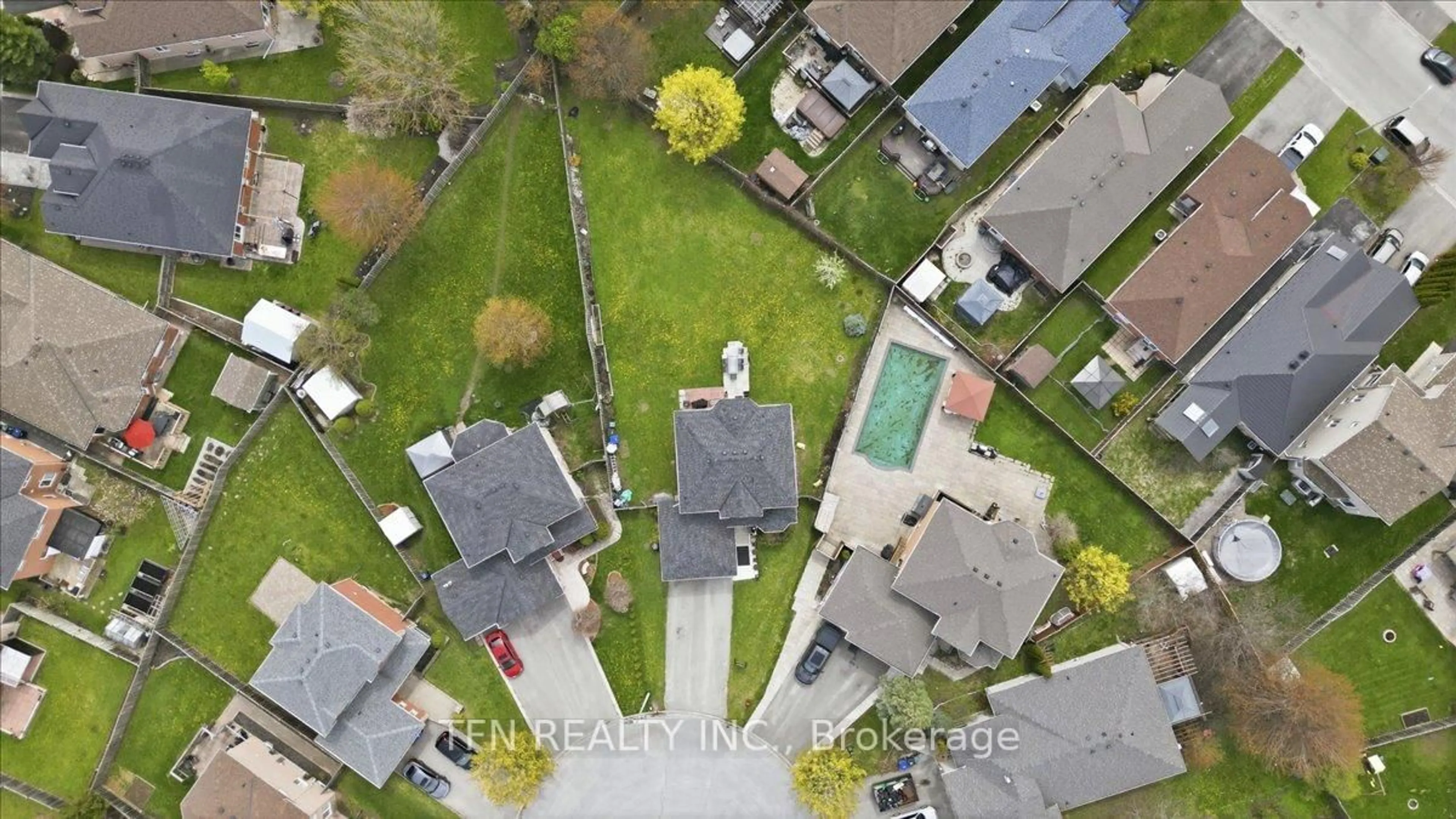 A pic from outside/outdoor area/front of a property/back of a property/a pic from drone, street for 2073 Cynthia Crt, Innisfil Ontario L9S 4Z1