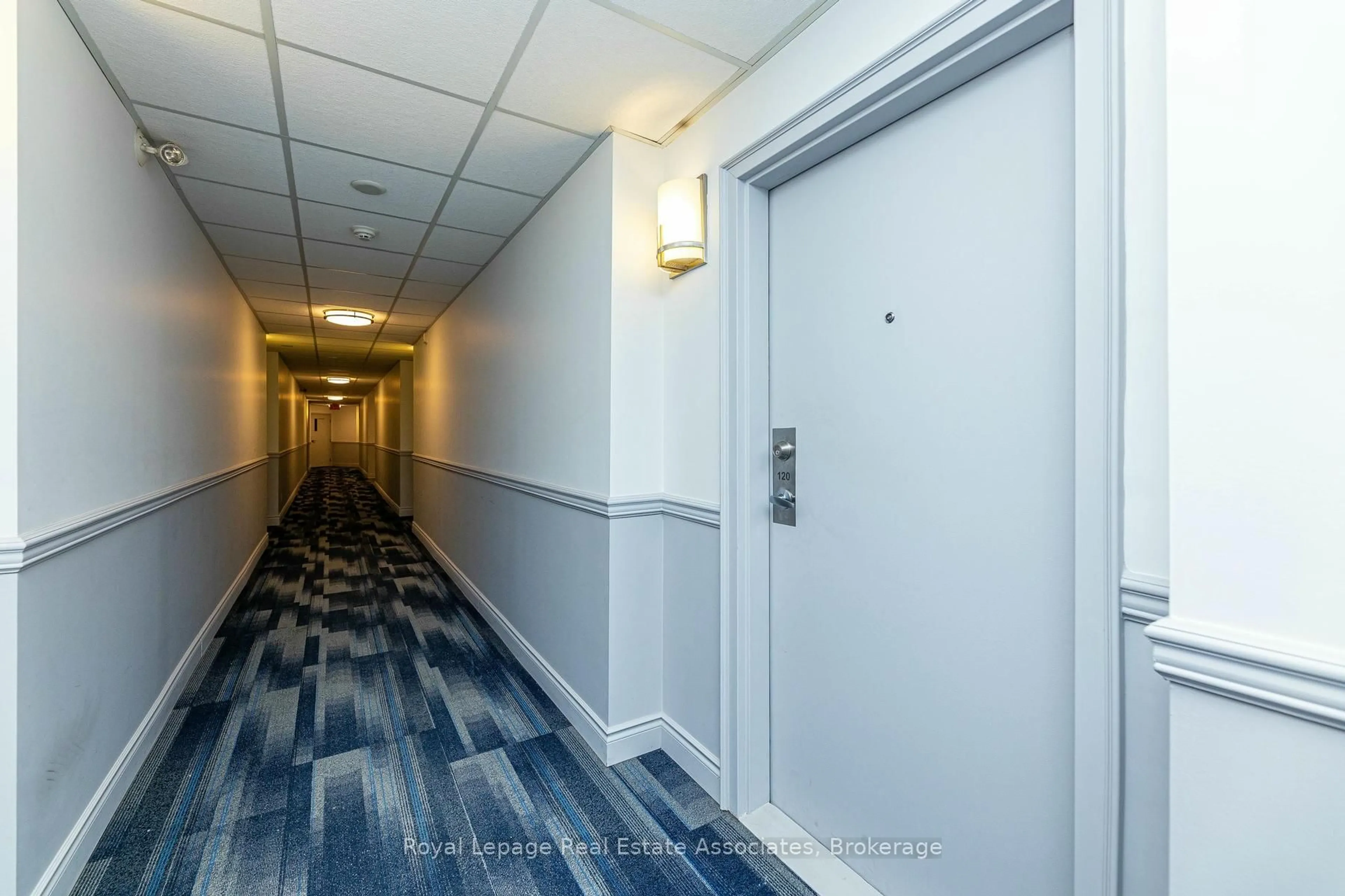 Indoor foyer for 32 Church St #120, King Ontario L0G 1T0