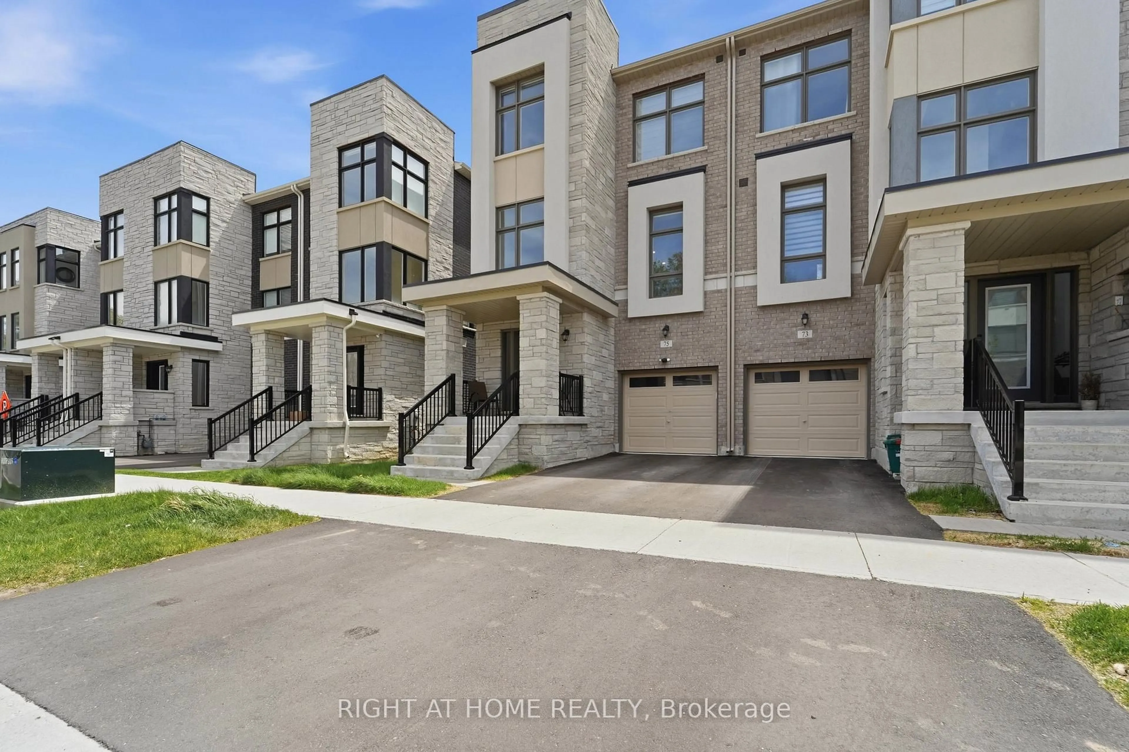 A pic from outside/outdoor area/front of a property/back of a property/a pic from drone, street for 75 Puisaya Dr, Richmond Hill Ontario L4E 1L2