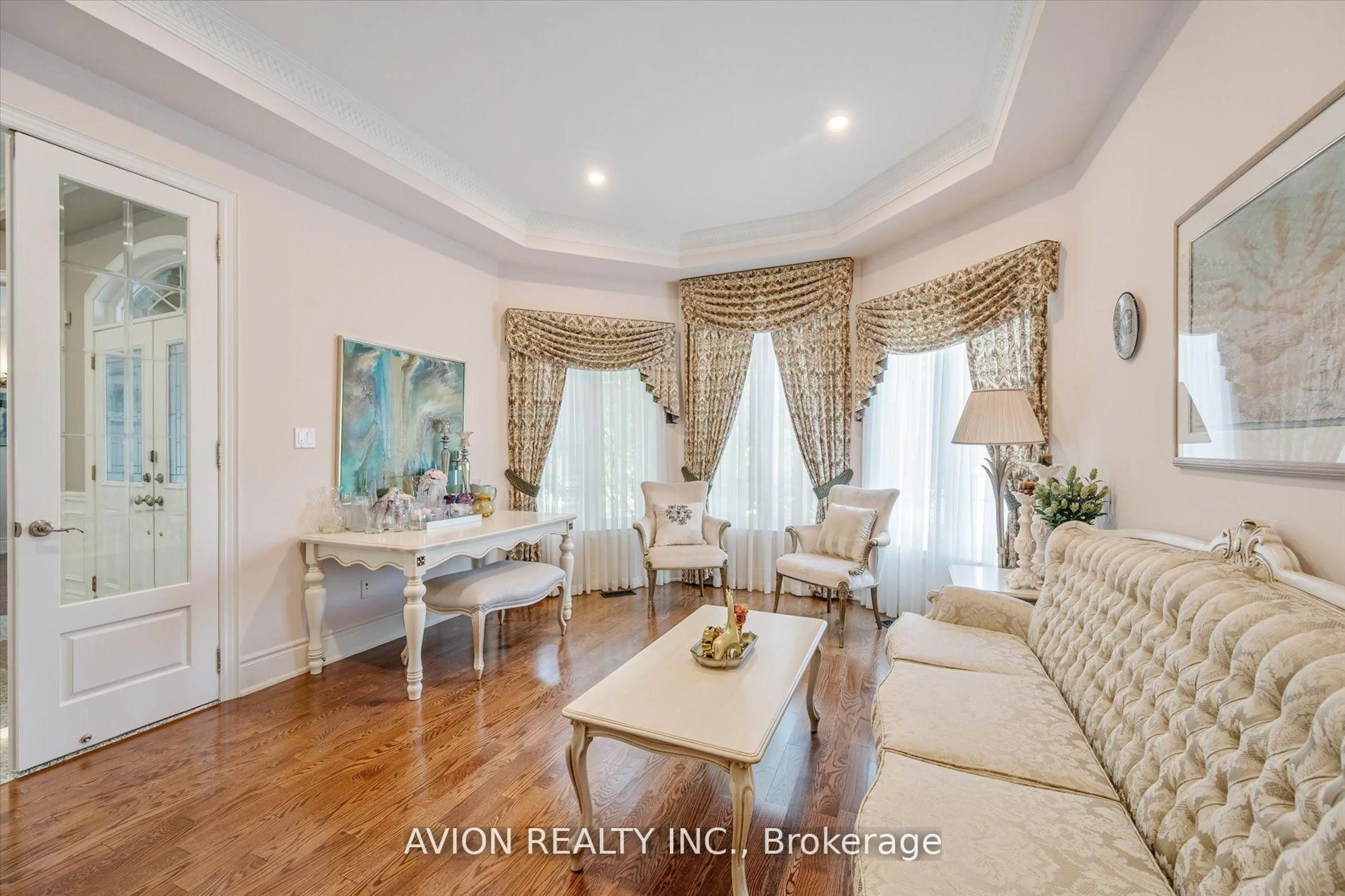 Living room with furniture, wood/laminate floor for 37 Frybrook Cres, Richmond Hill Ontario L4B 4B9