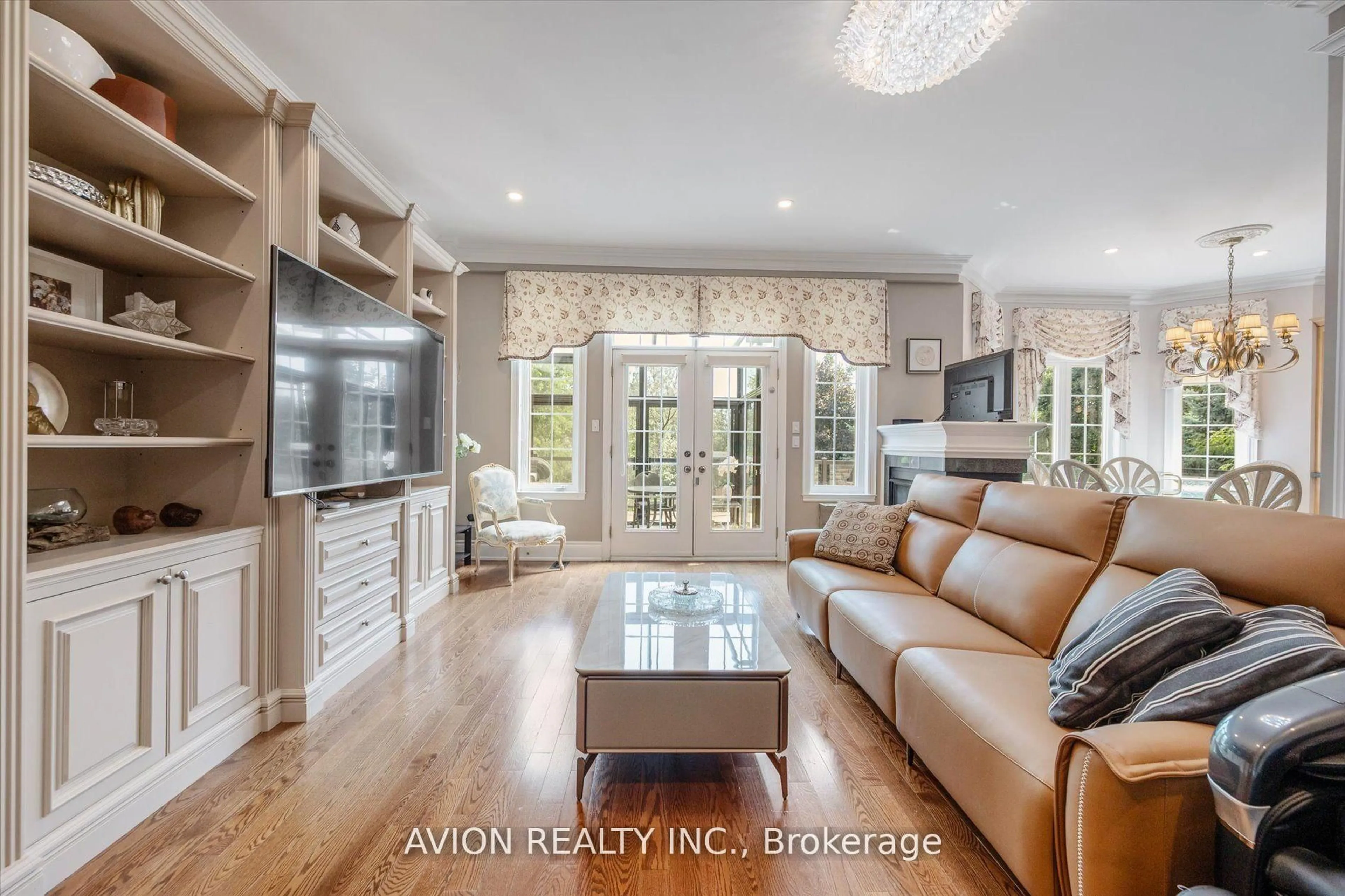 Living room with furniture, unknown for 37 Frybrook Cres, Richmond Hill Ontario L4B 4B9
