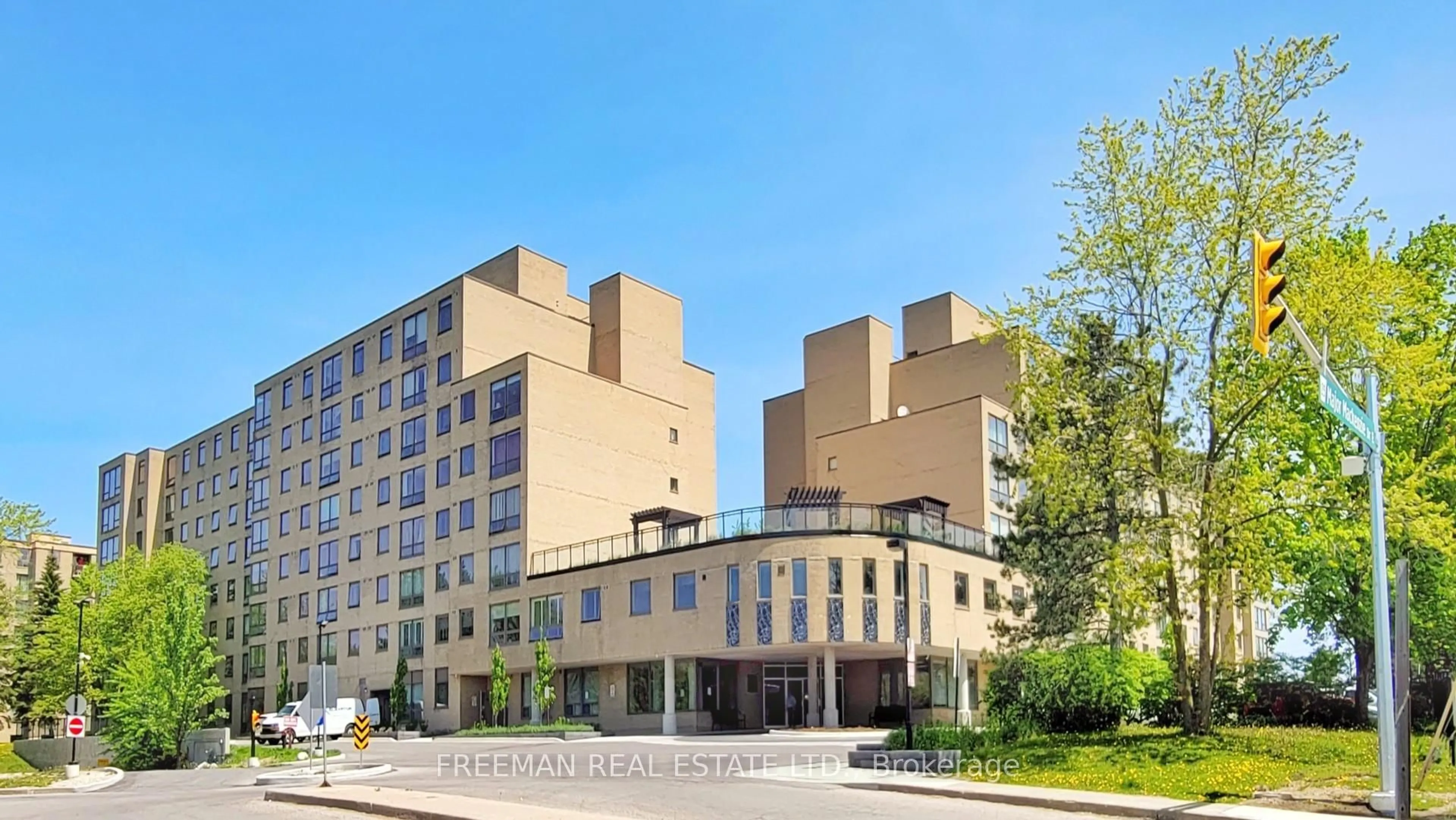 Patio, building for 326 Major Mackenzie Dr #625, Richmond Hill Ontario L4C 8T4