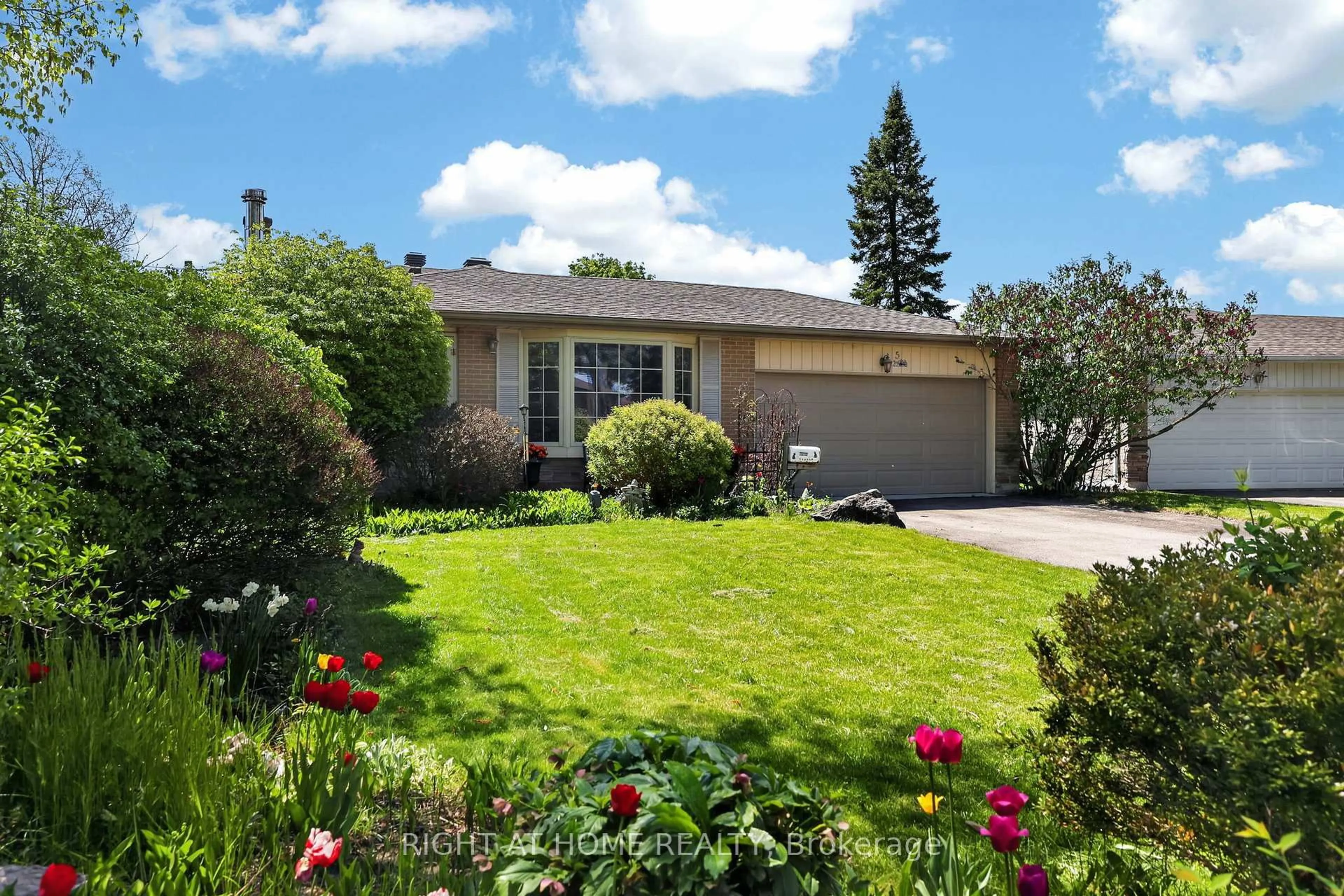 Home with vinyl exterior material, street for 5 Fleance Dr, Markham Ontario L3T 3J8