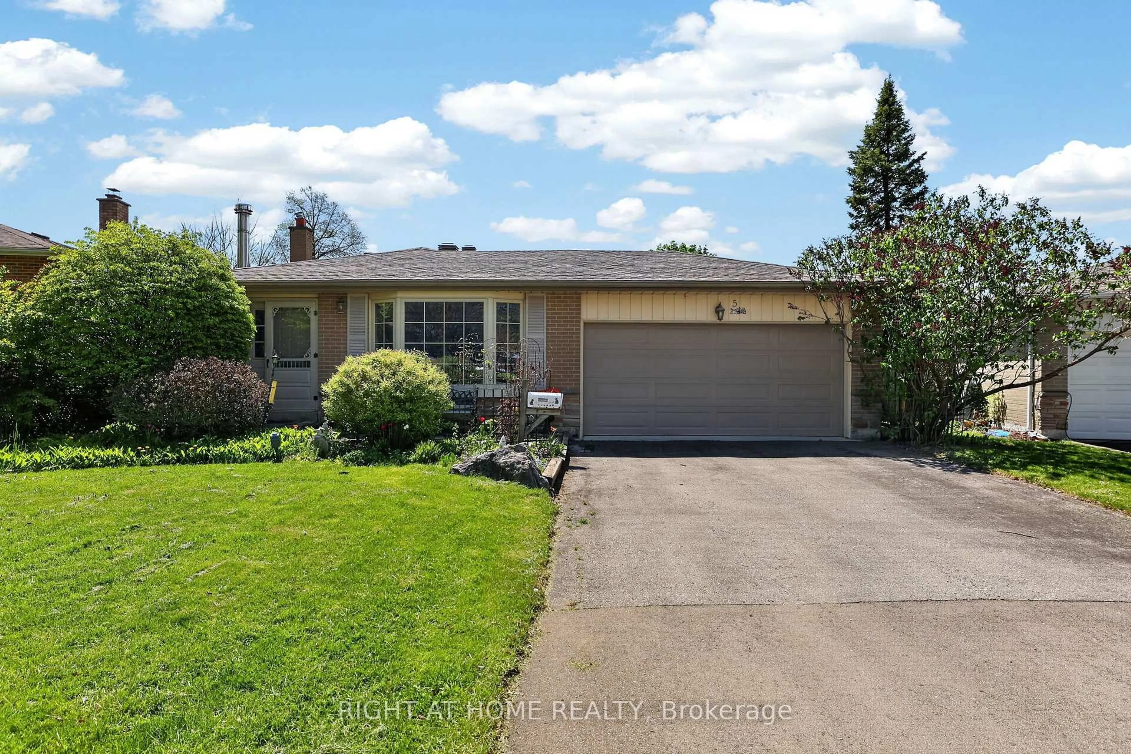 A pic from outside/outdoor area/front of a property/back of a property/a pic from drone, street for 5 Fleance Dr, Markham Ontario L3T 3J8