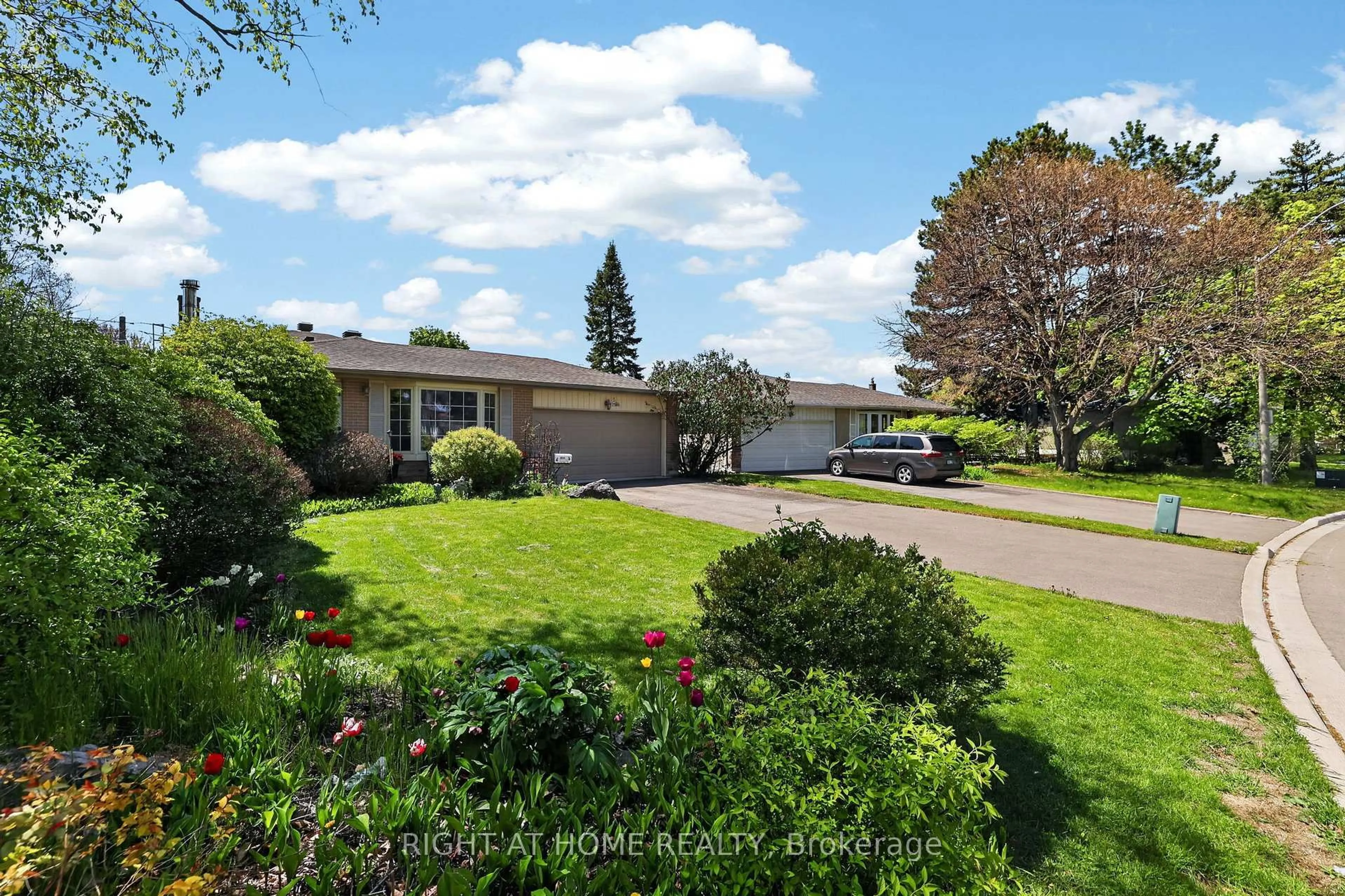 A pic from outside/outdoor area/front of a property/back of a property/a pic from drone, street for 5 Fleance Dr, Markham Ontario L3T 3J8