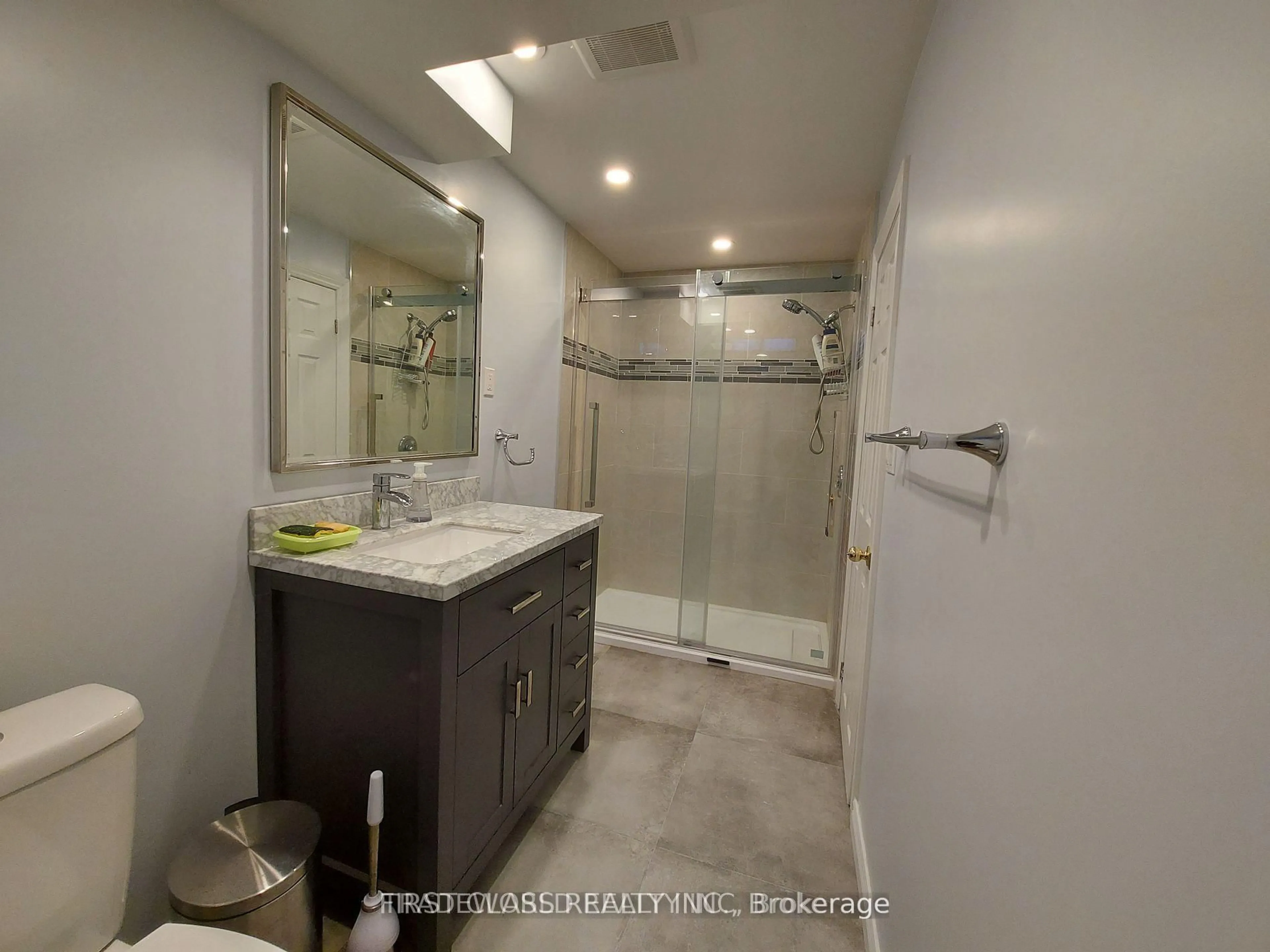Standard bathroom, ceramic/tile floor for 880 Leslie Valley Dr, Newmarket Ontario L3Y 7G9