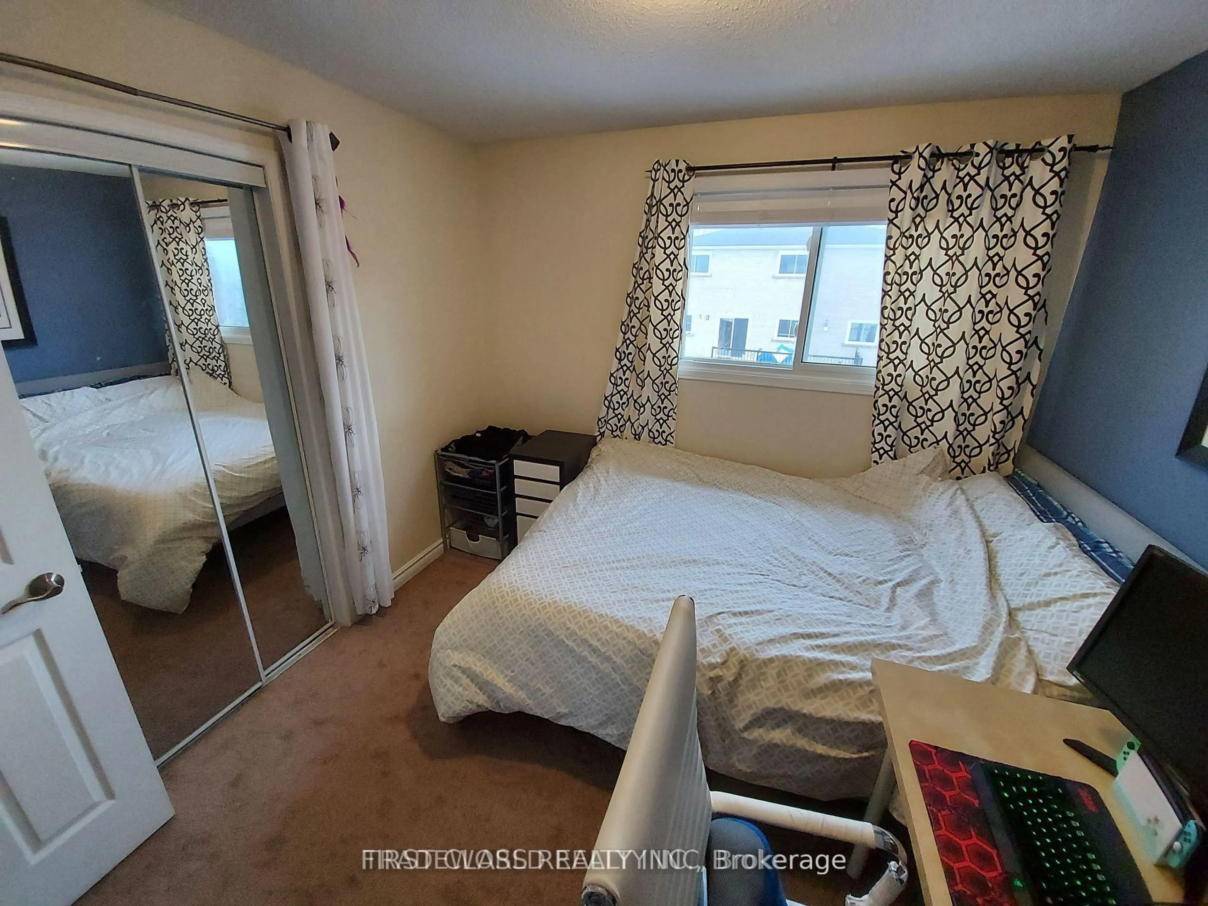 A pic of a room for 880 Leslie Valley Dr, Newmarket Ontario L3Y 7G9