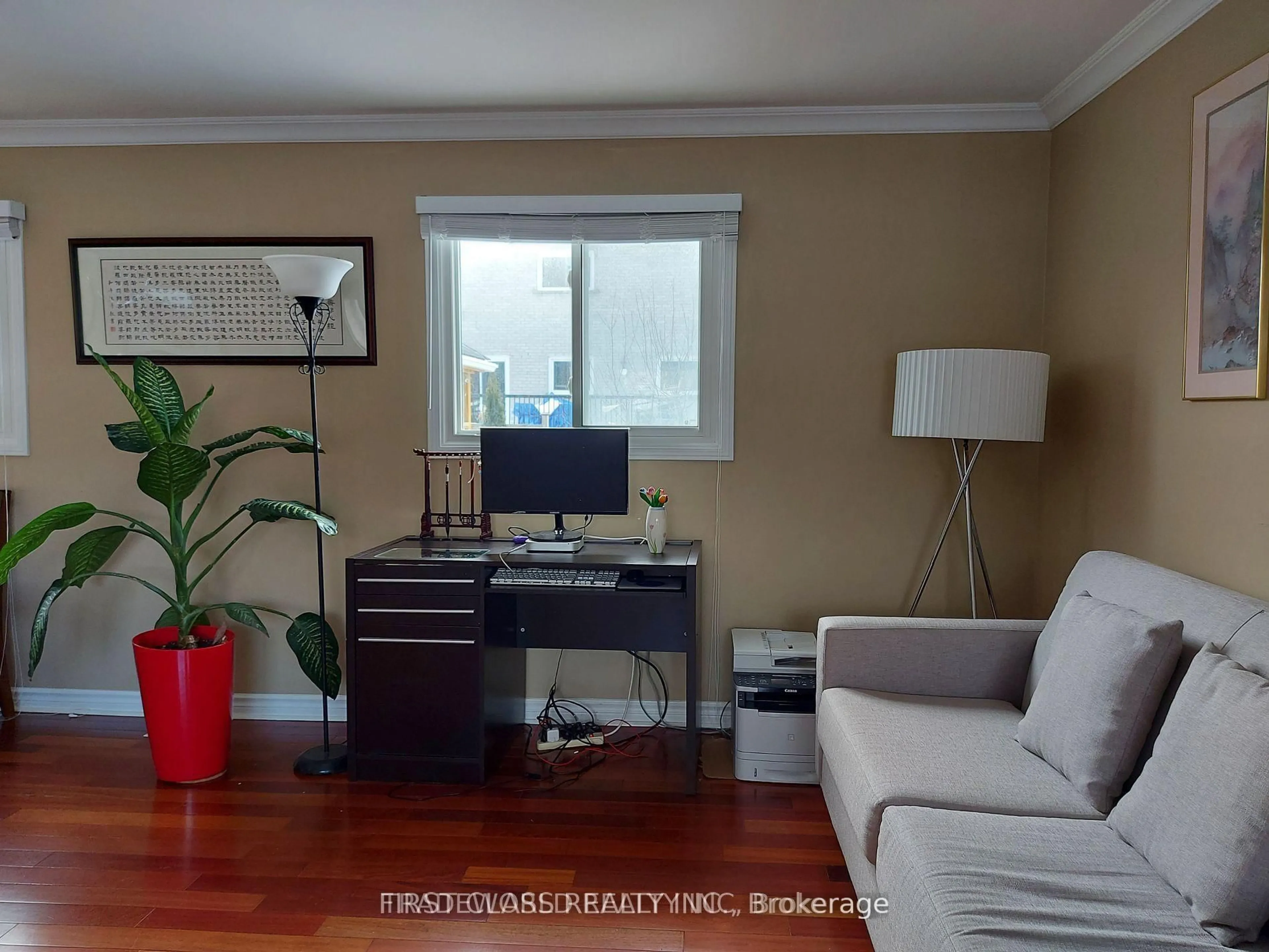 Living room with furniture, wood/laminate floor for 880 Leslie Valley Dr, Newmarket Ontario L3Y 7G9