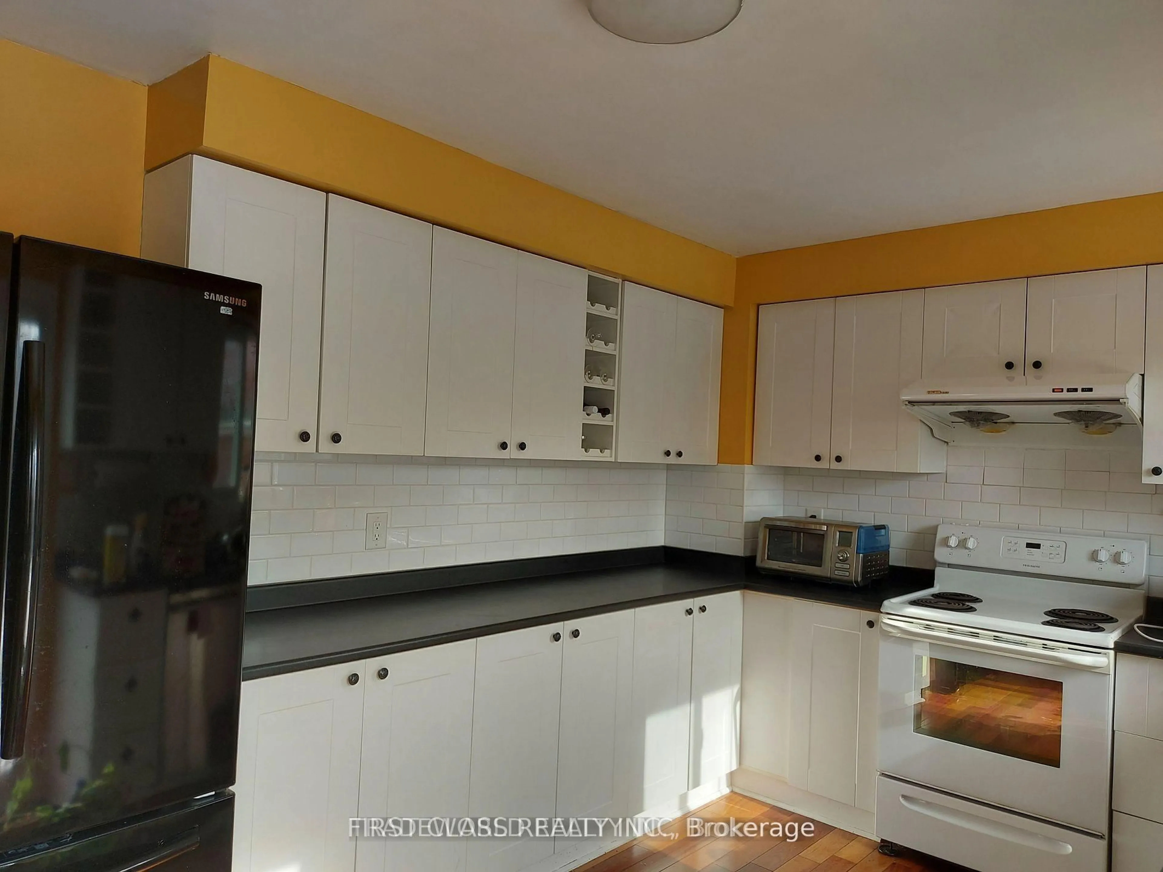 Standard kitchen, unknown for 880 Leslie Valley Dr, Newmarket Ontario L3Y 7G9