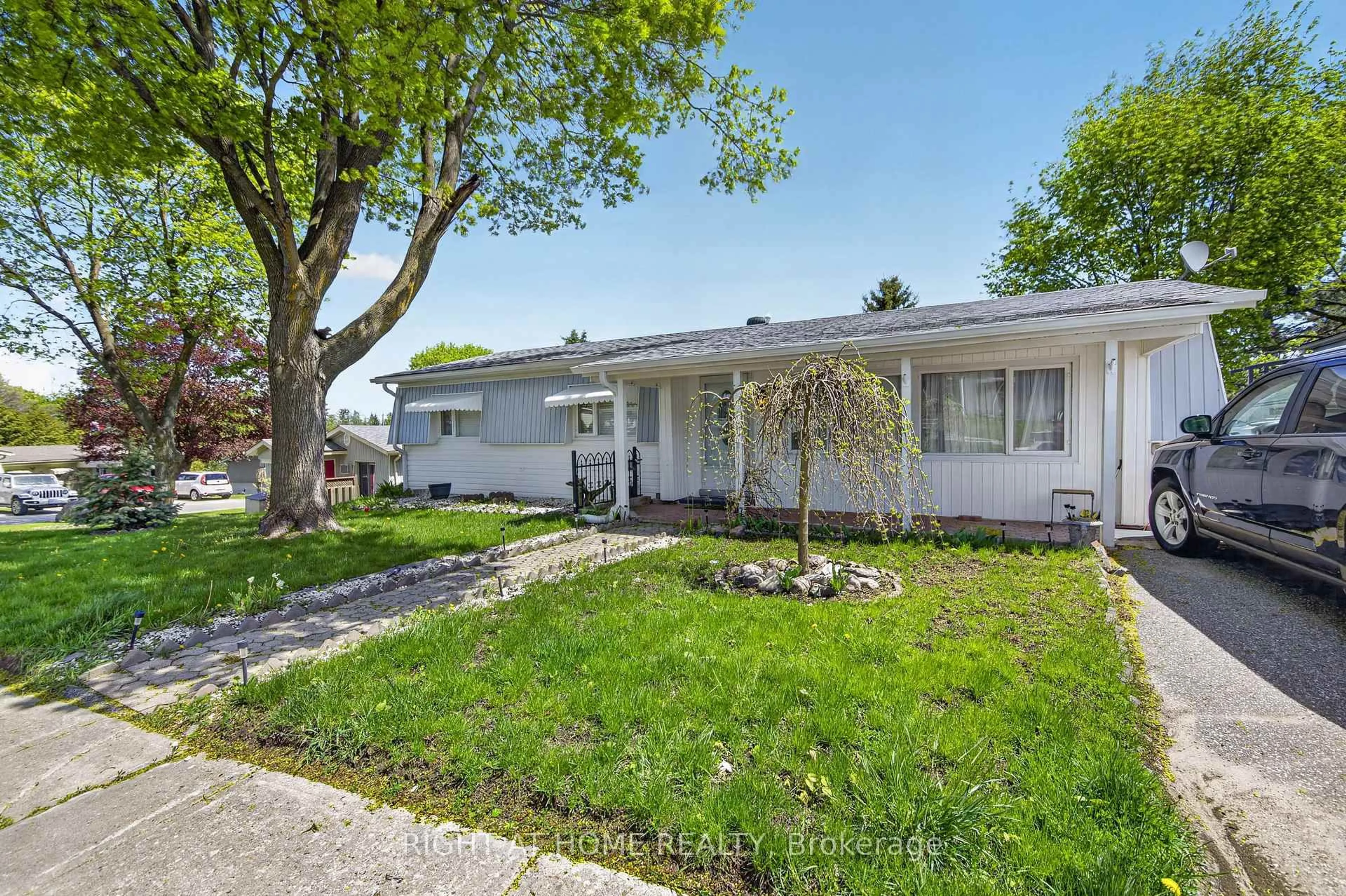 Home with vinyl exterior material, street for 1 MIMOSA Dr, Innisfil Ontario L9S 1R2