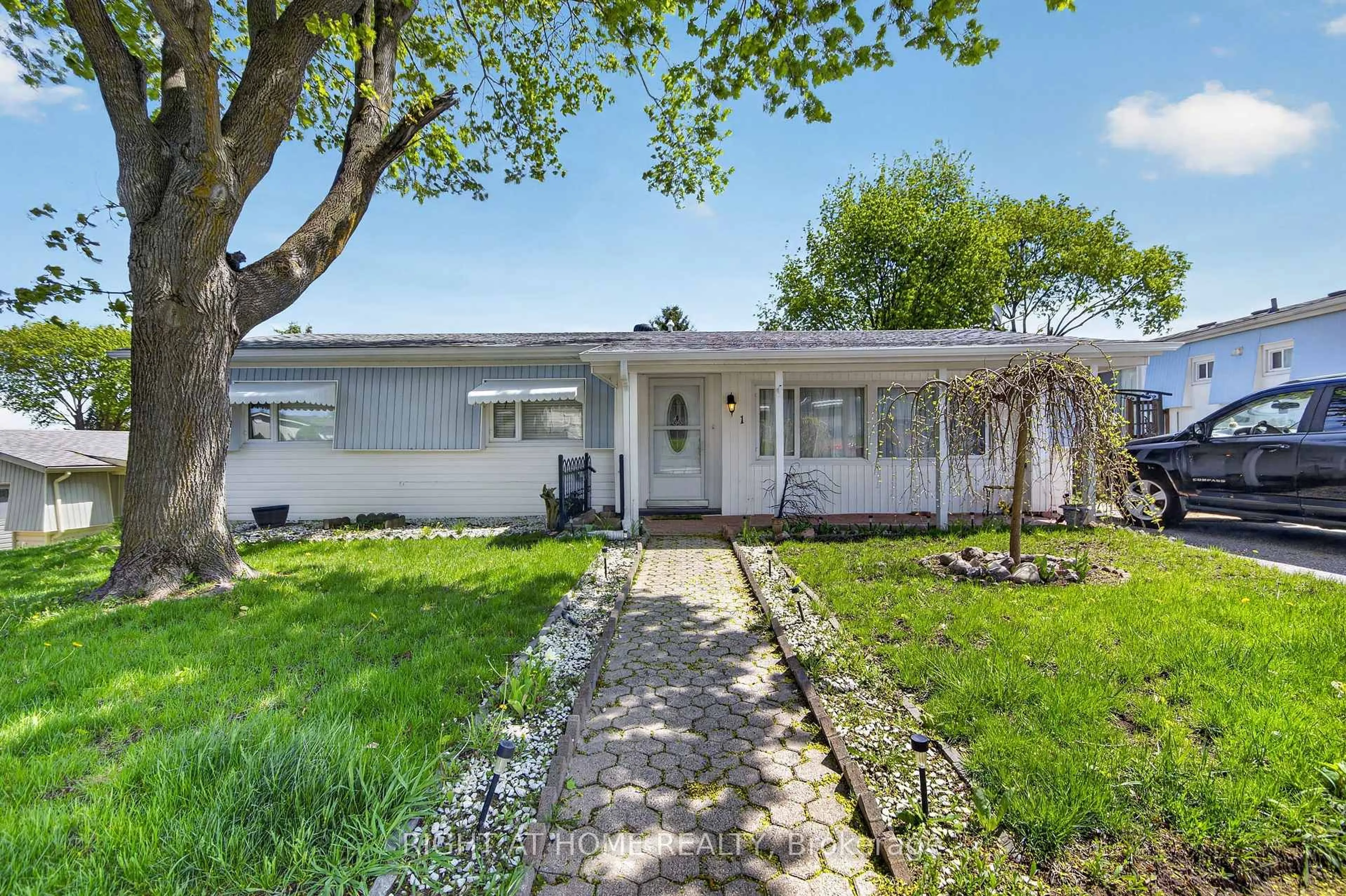 Home with vinyl exterior material, street for 1 MIMOSA Dr, Innisfil Ontario L9S 1R2