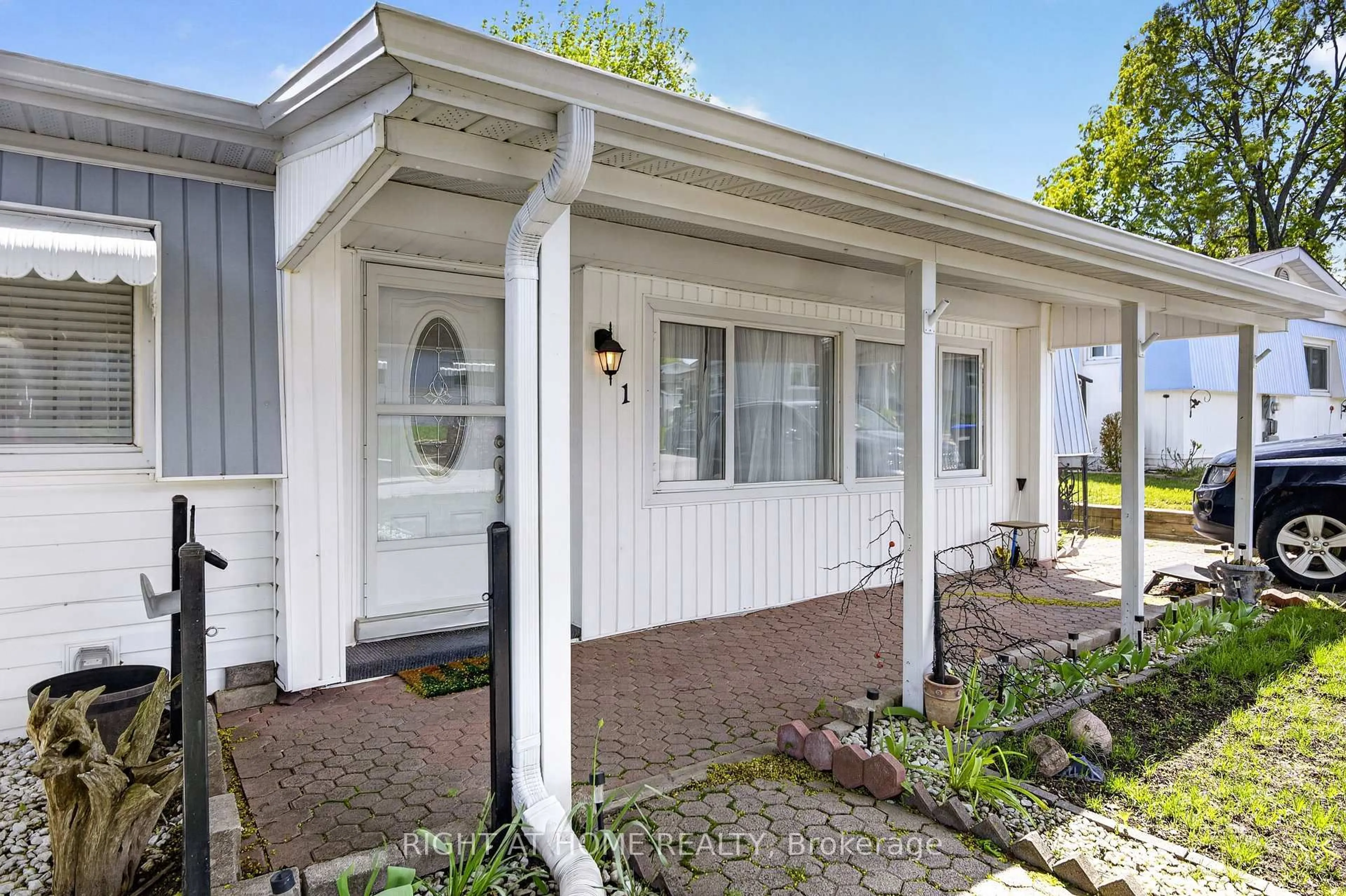Home with vinyl exterior material, street for 1 MIMOSA Dr, Innisfil Ontario L9S 1R2
