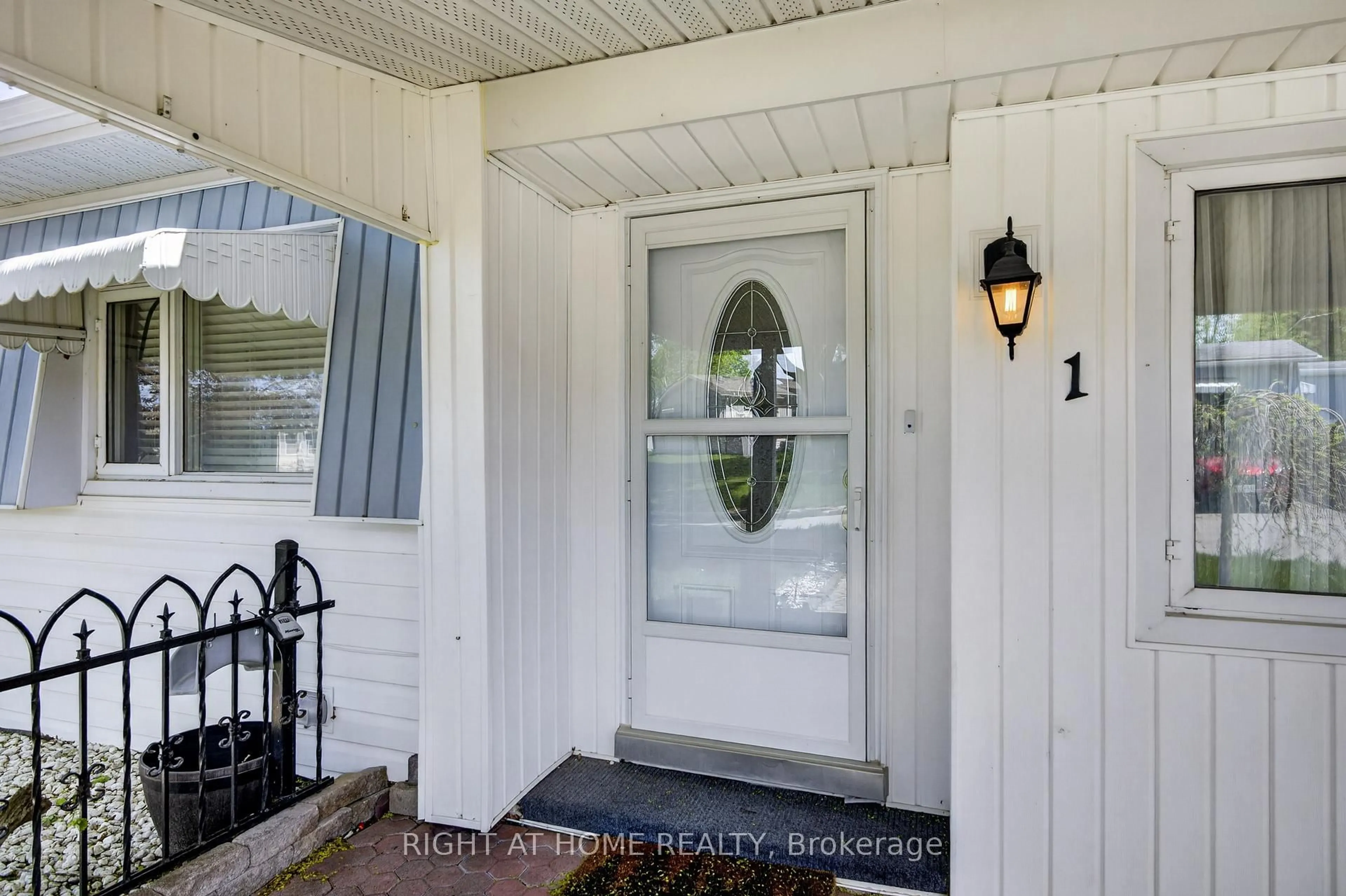 Indoor entryway for 1 MIMOSA Dr, Innisfil Ontario L9S 1R2