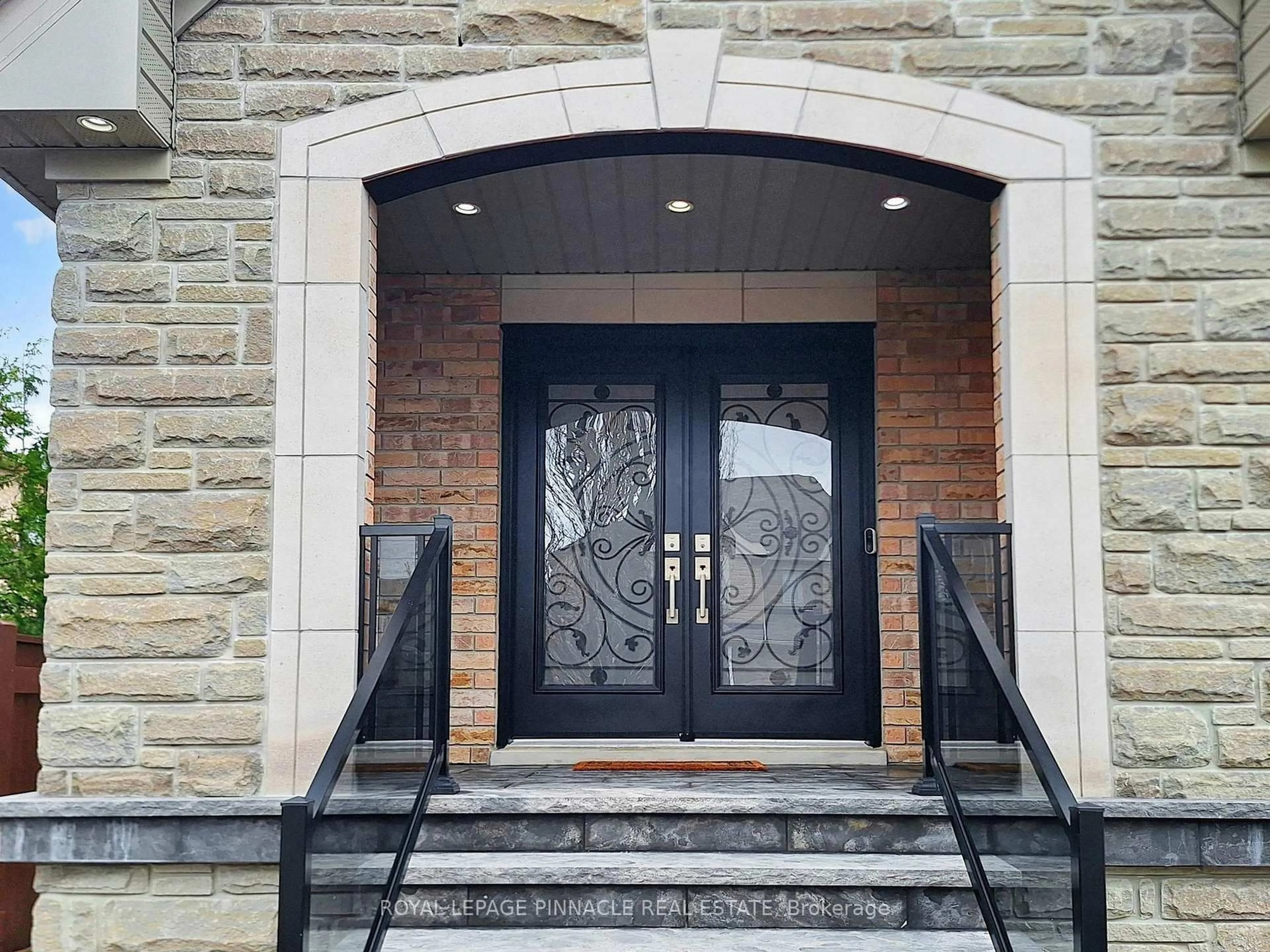 Indoor entryway for 33 Gambit Ave, Vaughan Ontario L4H 0Y7