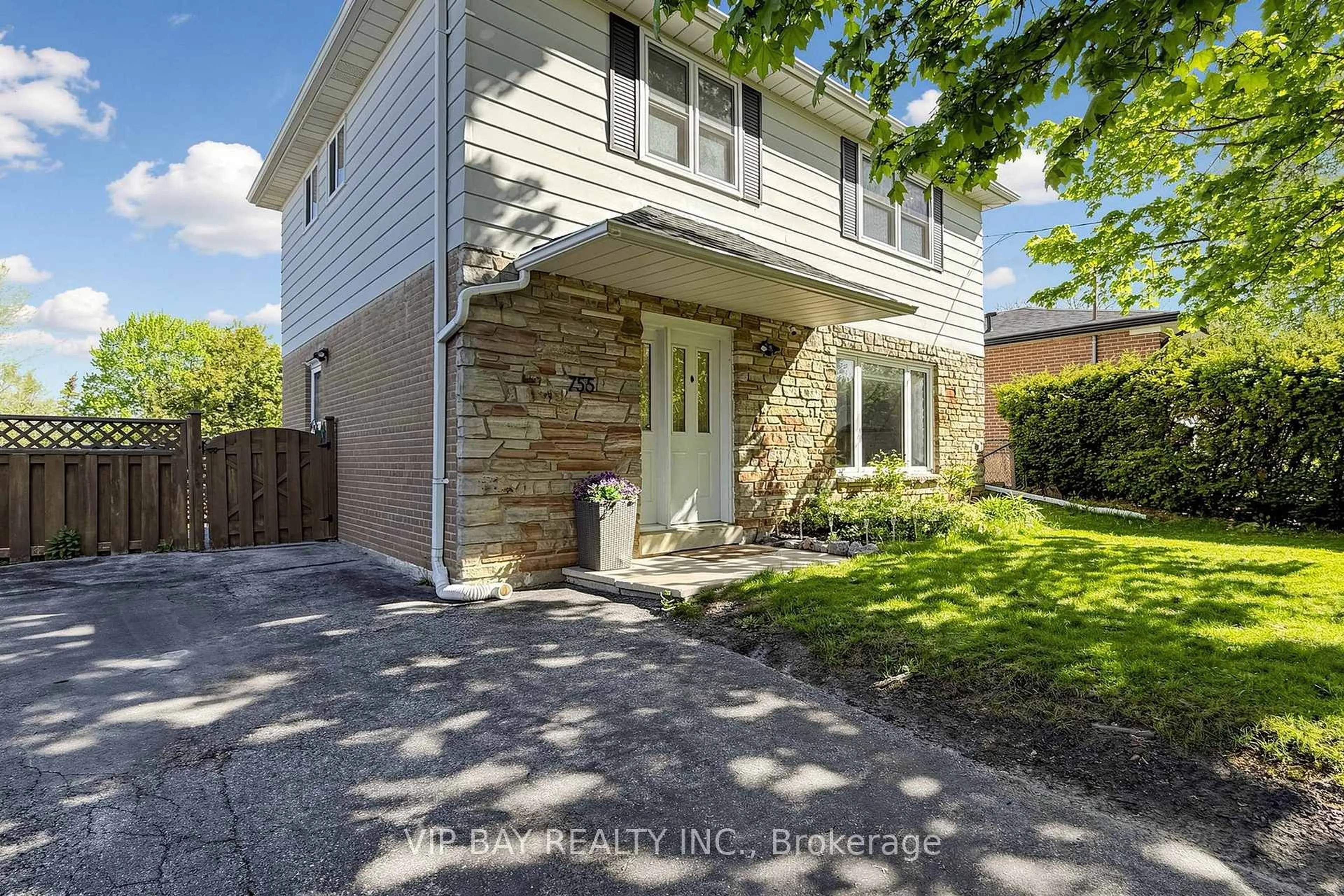 A pic from outside/outdoor area/front of a property/back of a property/a pic from drone, street for 755 Botany Hill Cres, Newmarket Ontario L3Y 3A7
