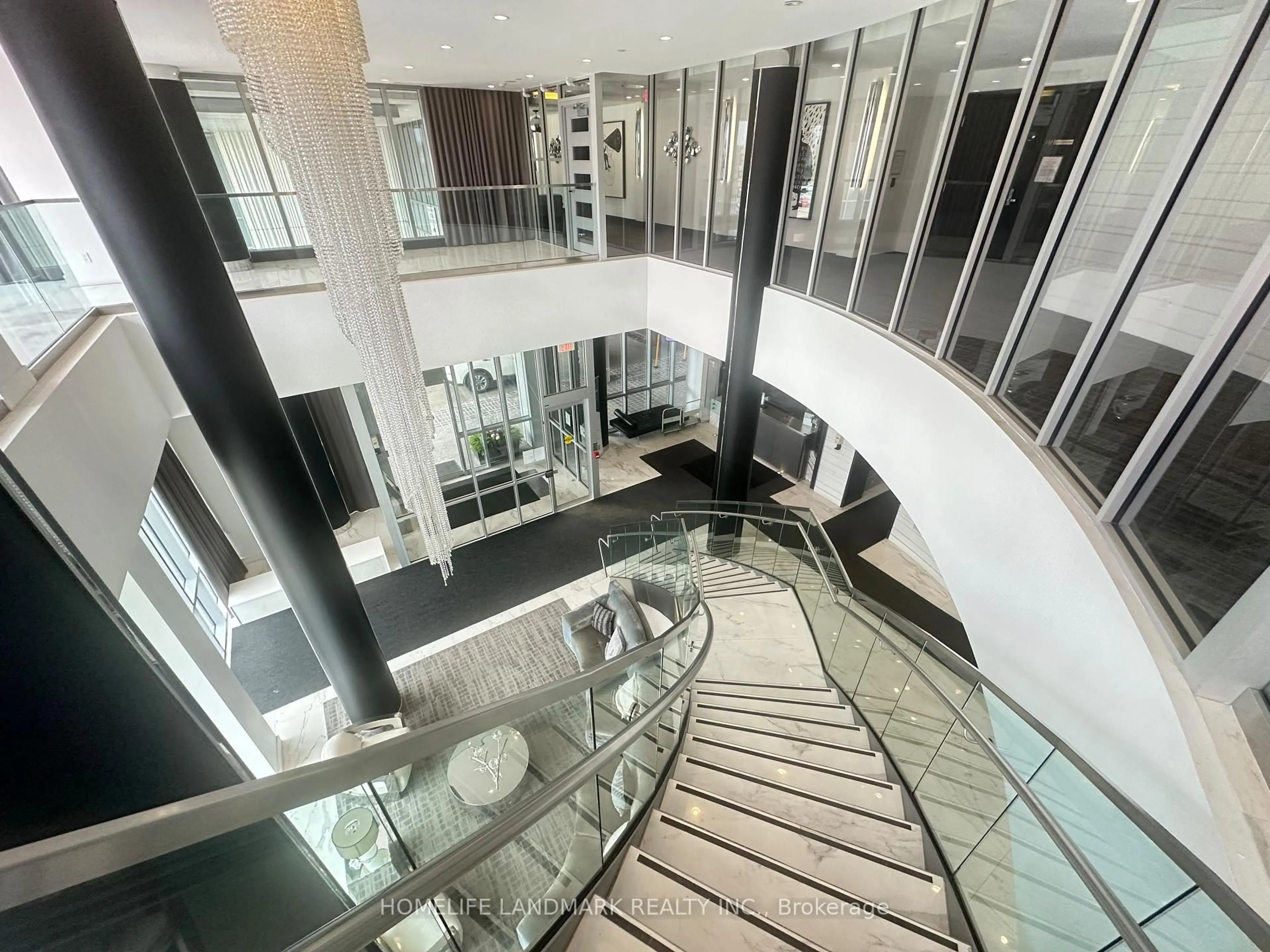 Indoor foyer for 9471 Yonge St #745, Richmond Hill Ontario L4C 1V4