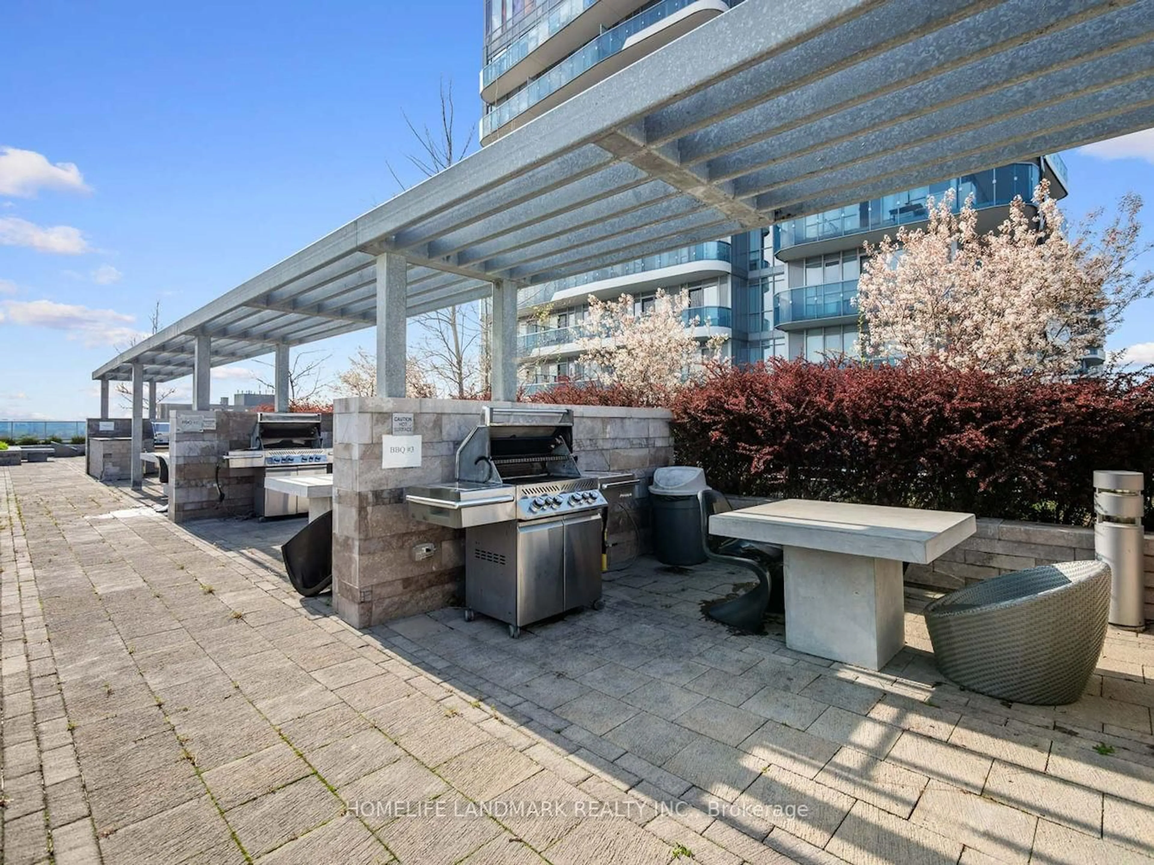 Patio, street for 9471 Yonge St #745, Richmond Hill Ontario L4C 1V4