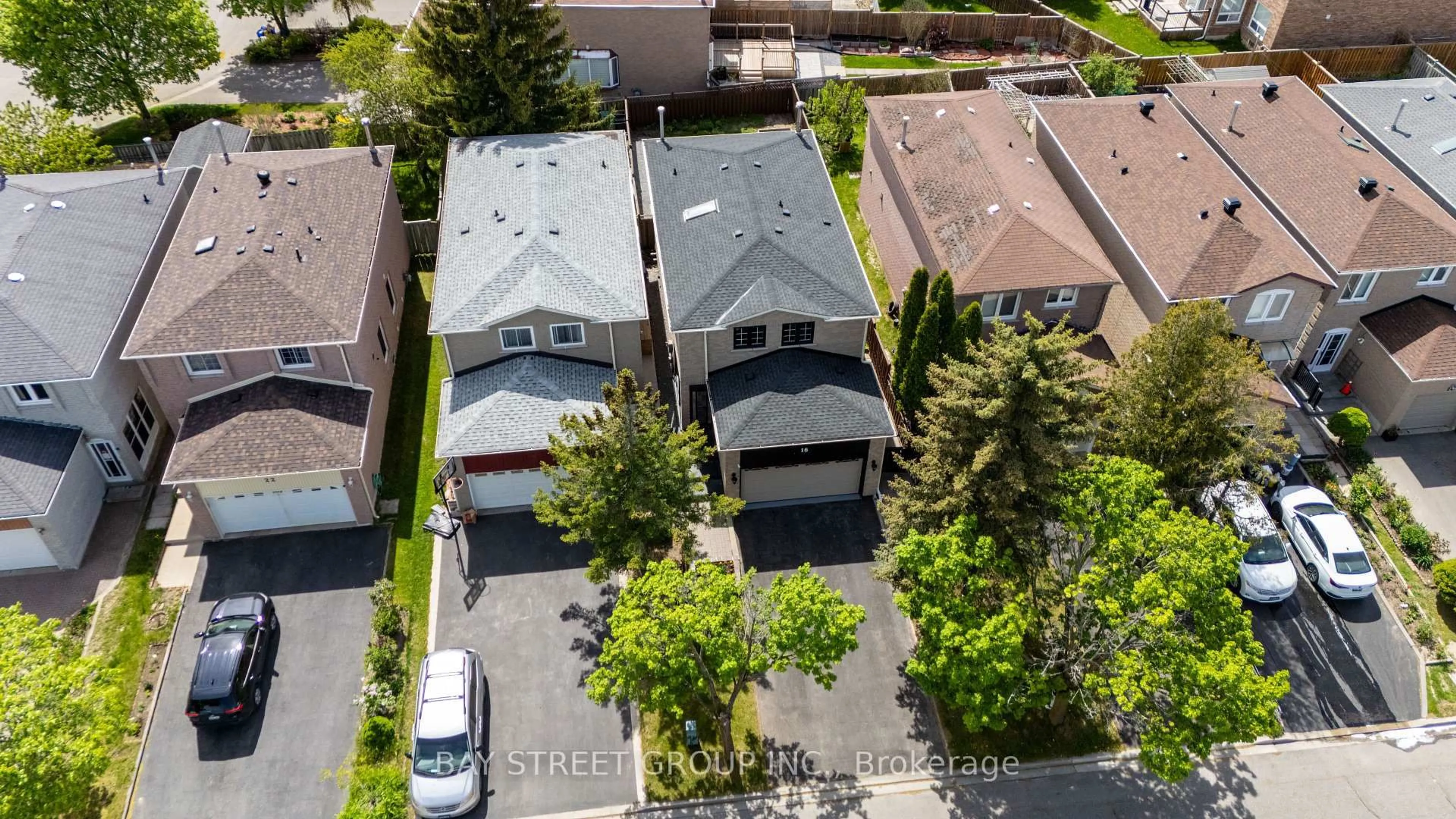 A pic from outside/outdoor area/front of a property/back of a property/a pic from drone, street for 16 Chase Crt, Markham Ontario L3S 1V4