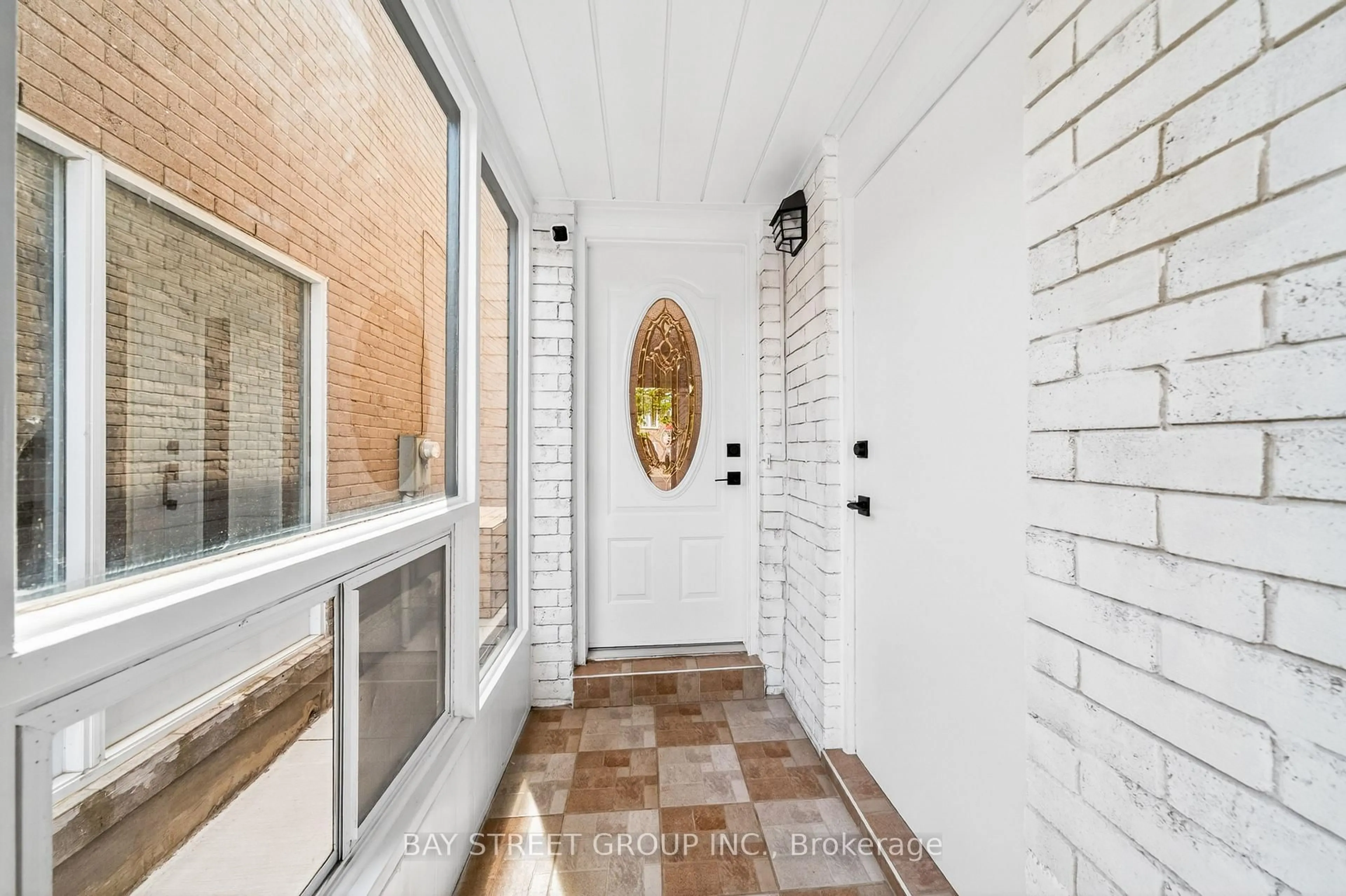 Indoor entryway for 16 Chase Crt, Markham Ontario L3S 1V4