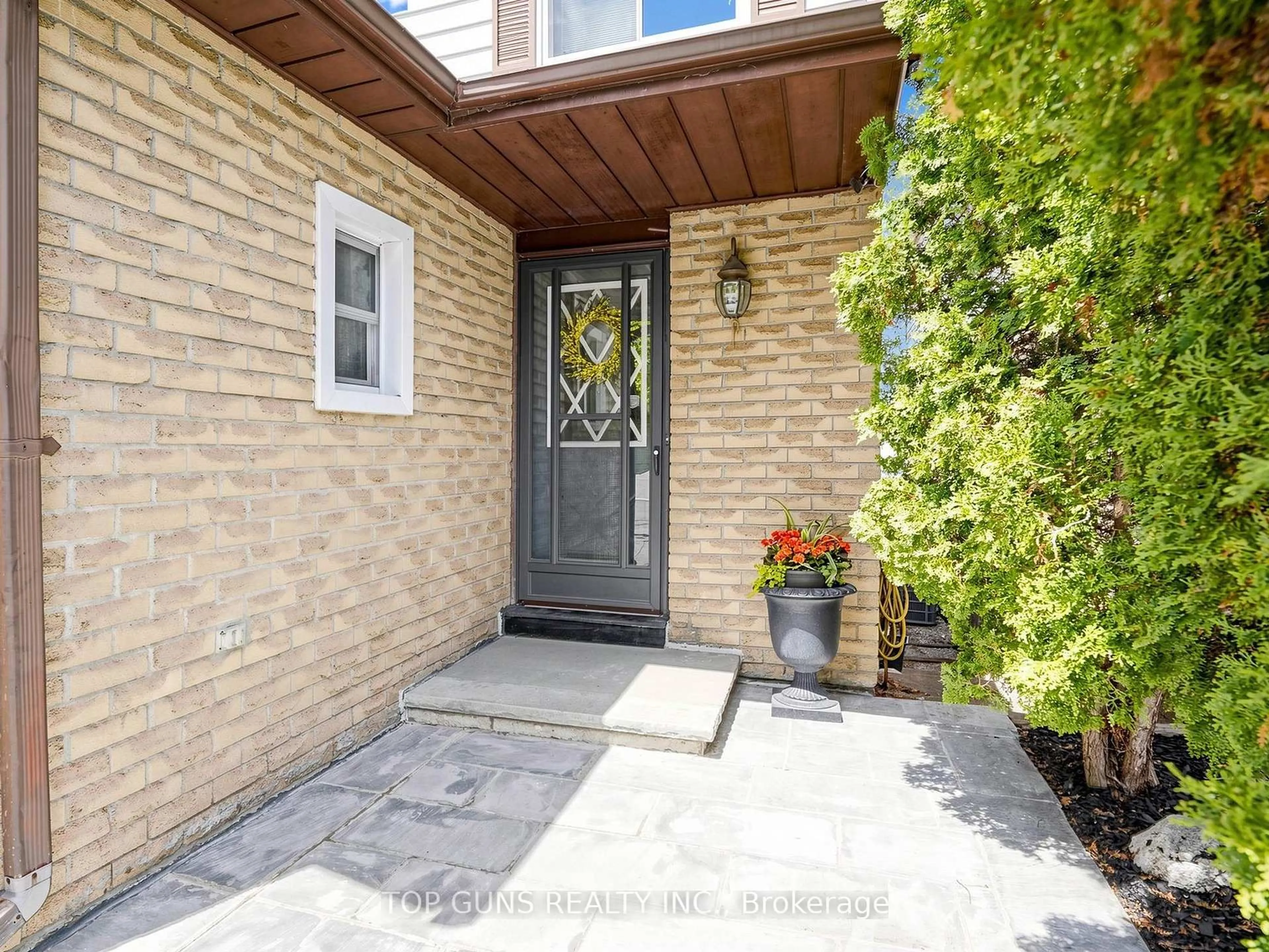 Indoor entryway for 482 Britannia Ave, Bradford West Gwillimbury Ontario L3Z 1A7