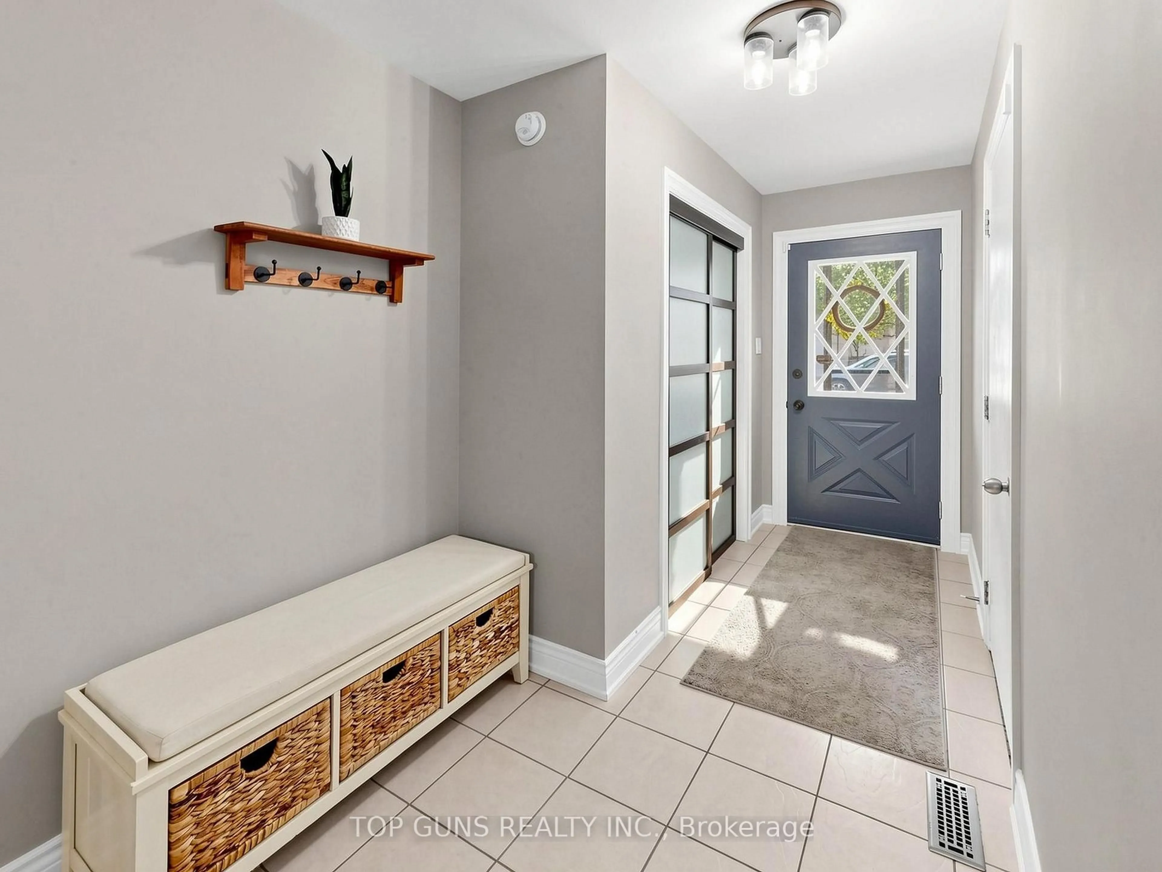 Indoor entryway for 482 Britannia Ave, Bradford West Gwillimbury Ontario L3Z 1A7