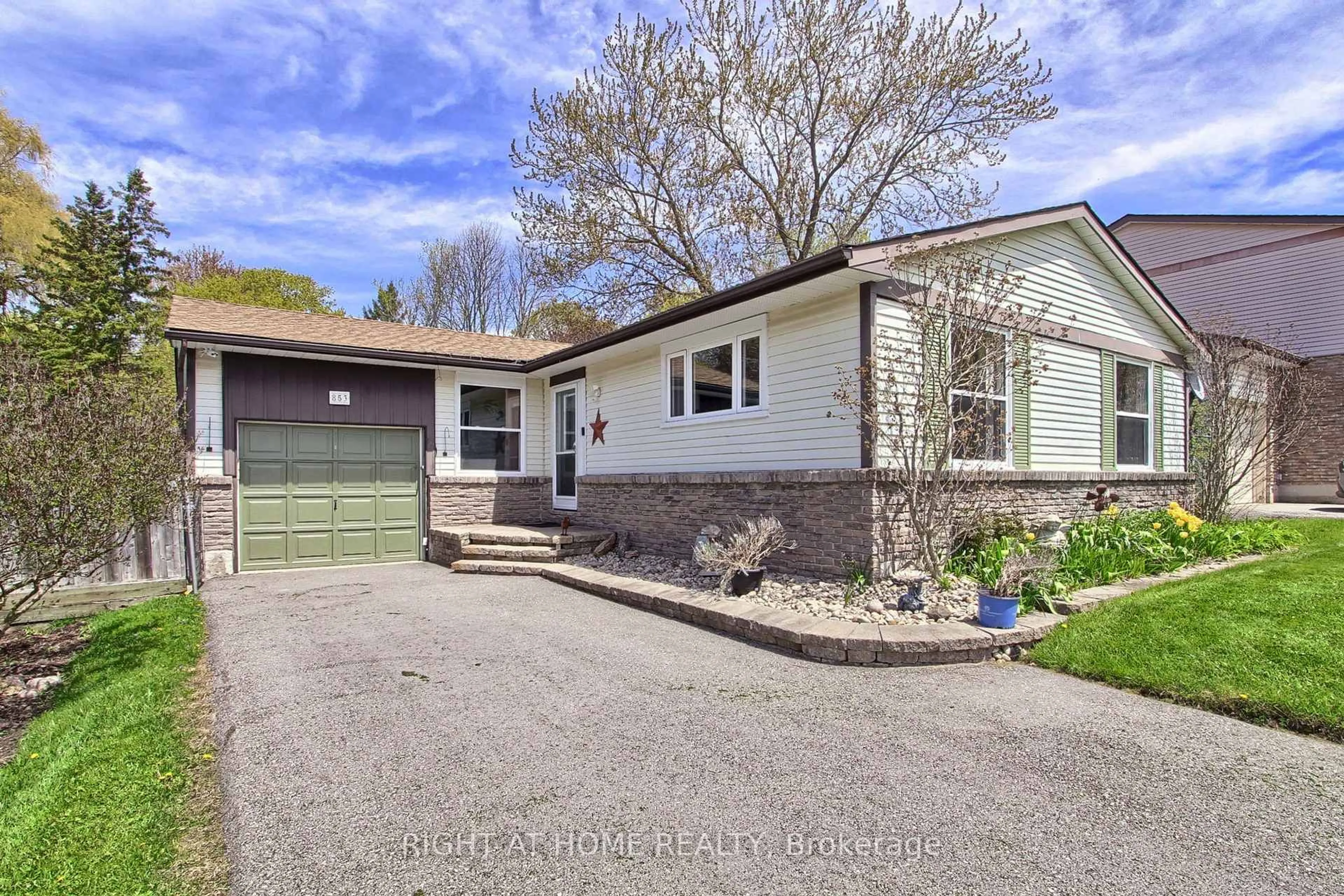 Home with brick exterior material, street for 853 Magnolia Ave, Newmarket Ontario L3Y 5H5