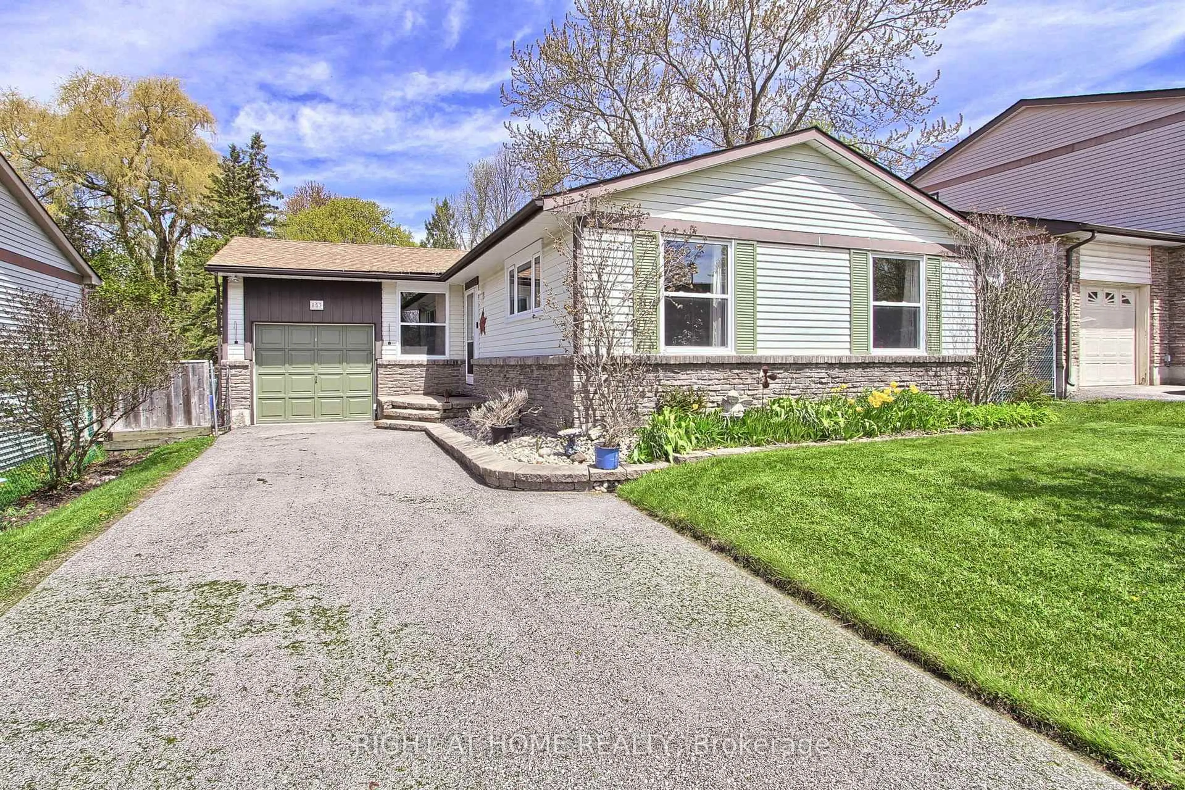 Home with brick exterior material, street for 853 Magnolia Ave, Newmarket Ontario L3Y 5H5