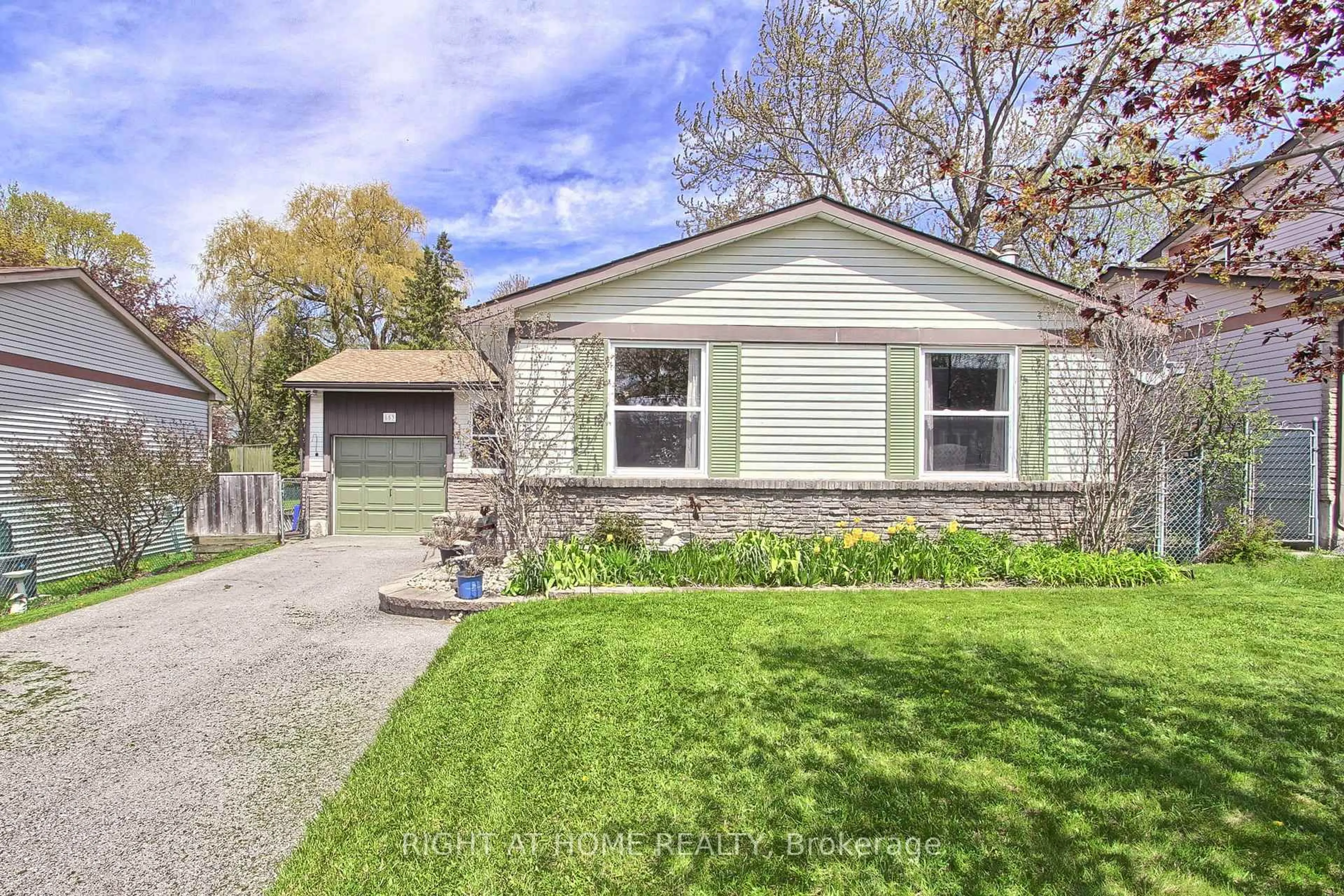 Home with vinyl exterior material, street for 853 Magnolia Ave, Newmarket Ontario L3Y 5H5