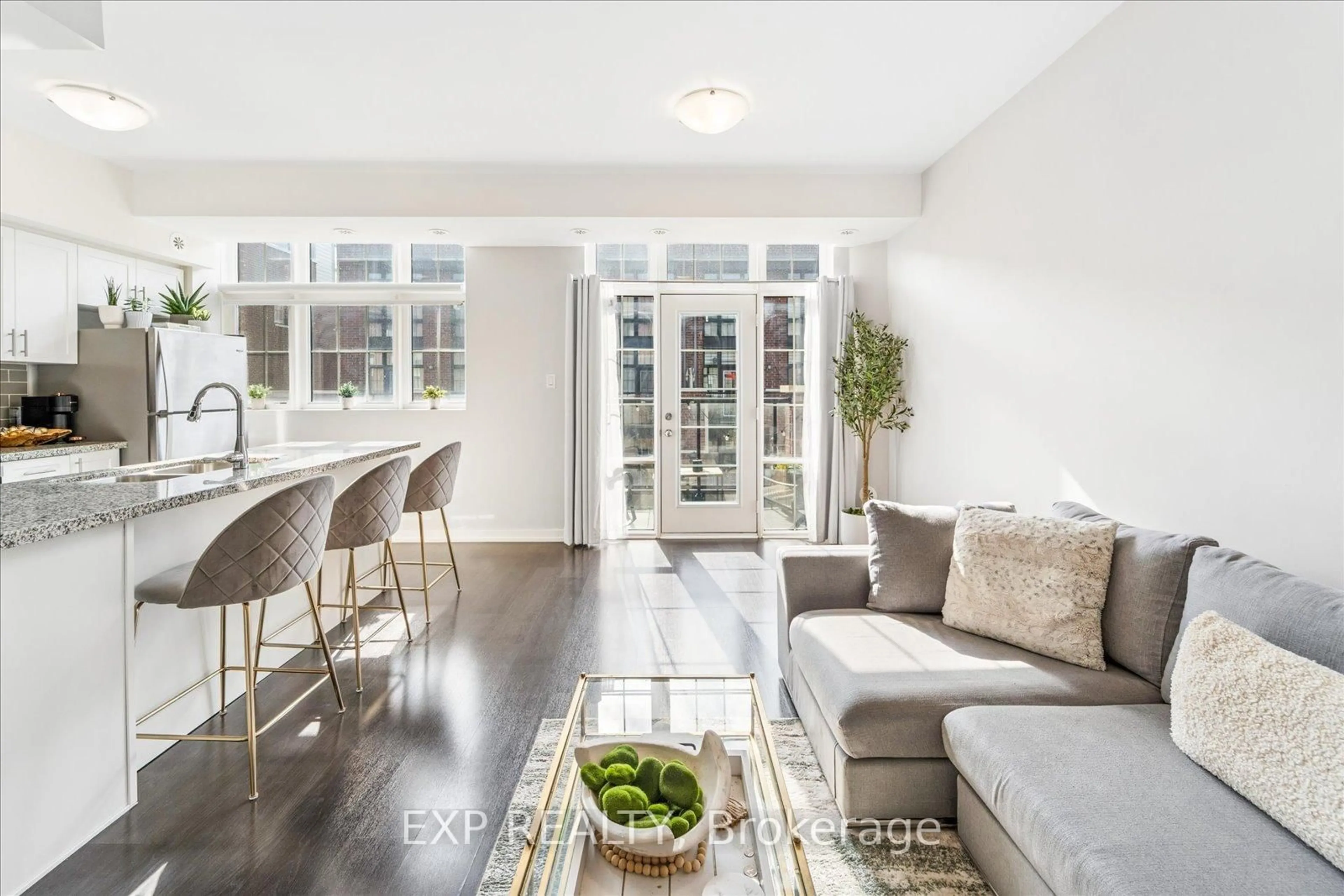 Open concept kitchen, unknown for 15 Whitaker Way #322, Whitchurch-Stouffville Ontario L4A 0W5