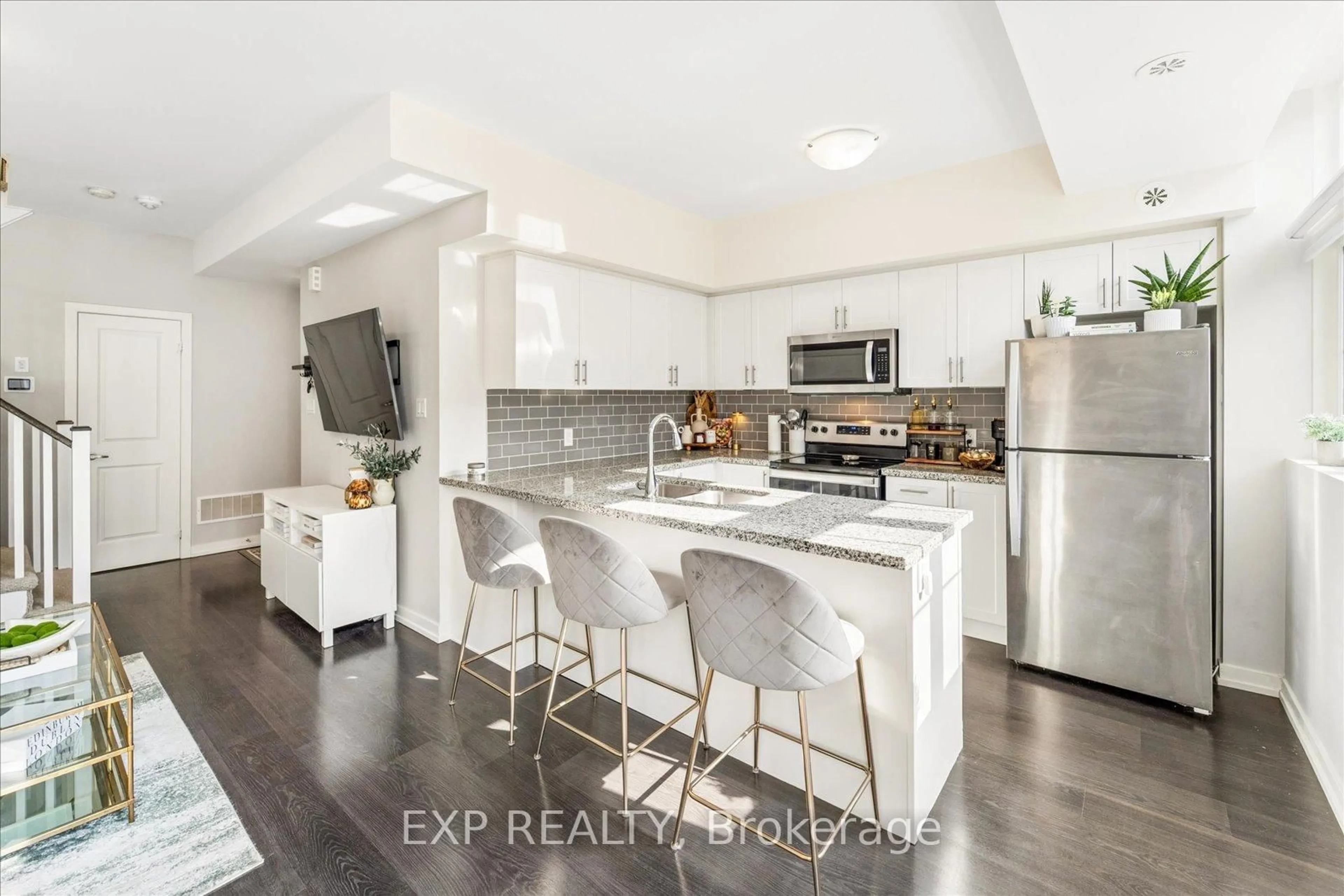 Open concept kitchen, ceramic/tile floor for 15 Whitaker Way #322, Whitchurch-Stouffville Ontario L4A 0W5