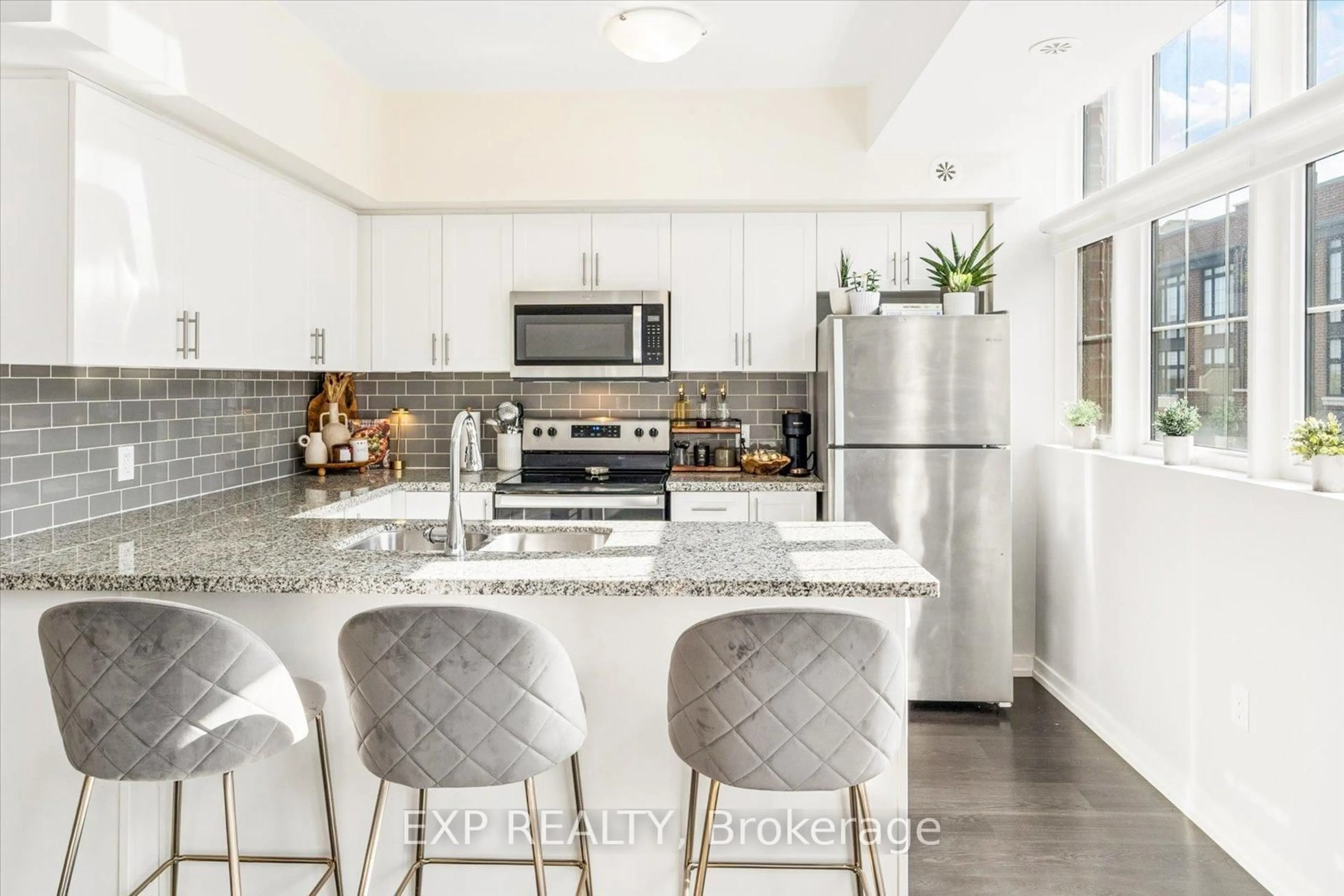 Open concept kitchen, ceramic/tile floor for 15 Whitaker Way #322, Whitchurch-Stouffville Ontario L4A 0W5