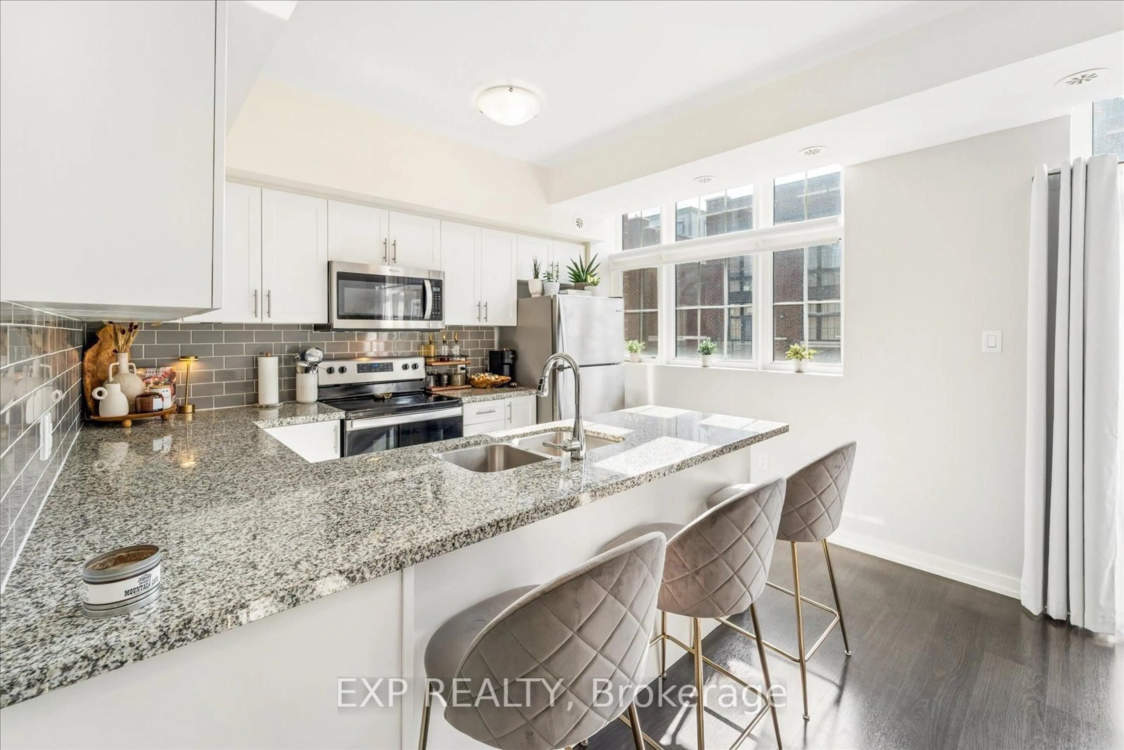 Open concept kitchen, ceramic/tile floor for 15 Whitaker Way #322, Whitchurch-Stouffville Ontario L4A 0W5