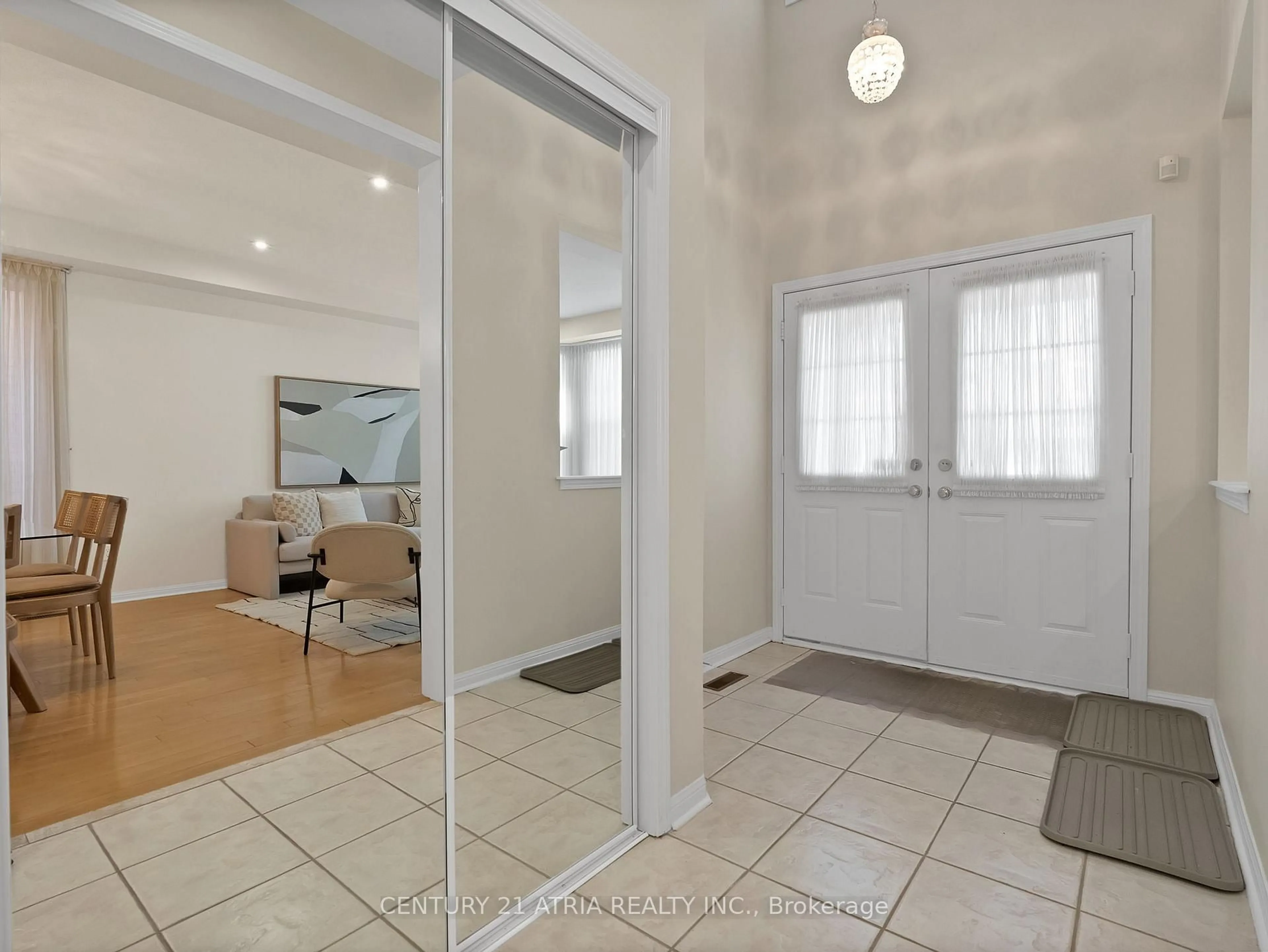 Indoor entryway for 39 Saxony Dr, Markham Ontario L6C 2G6