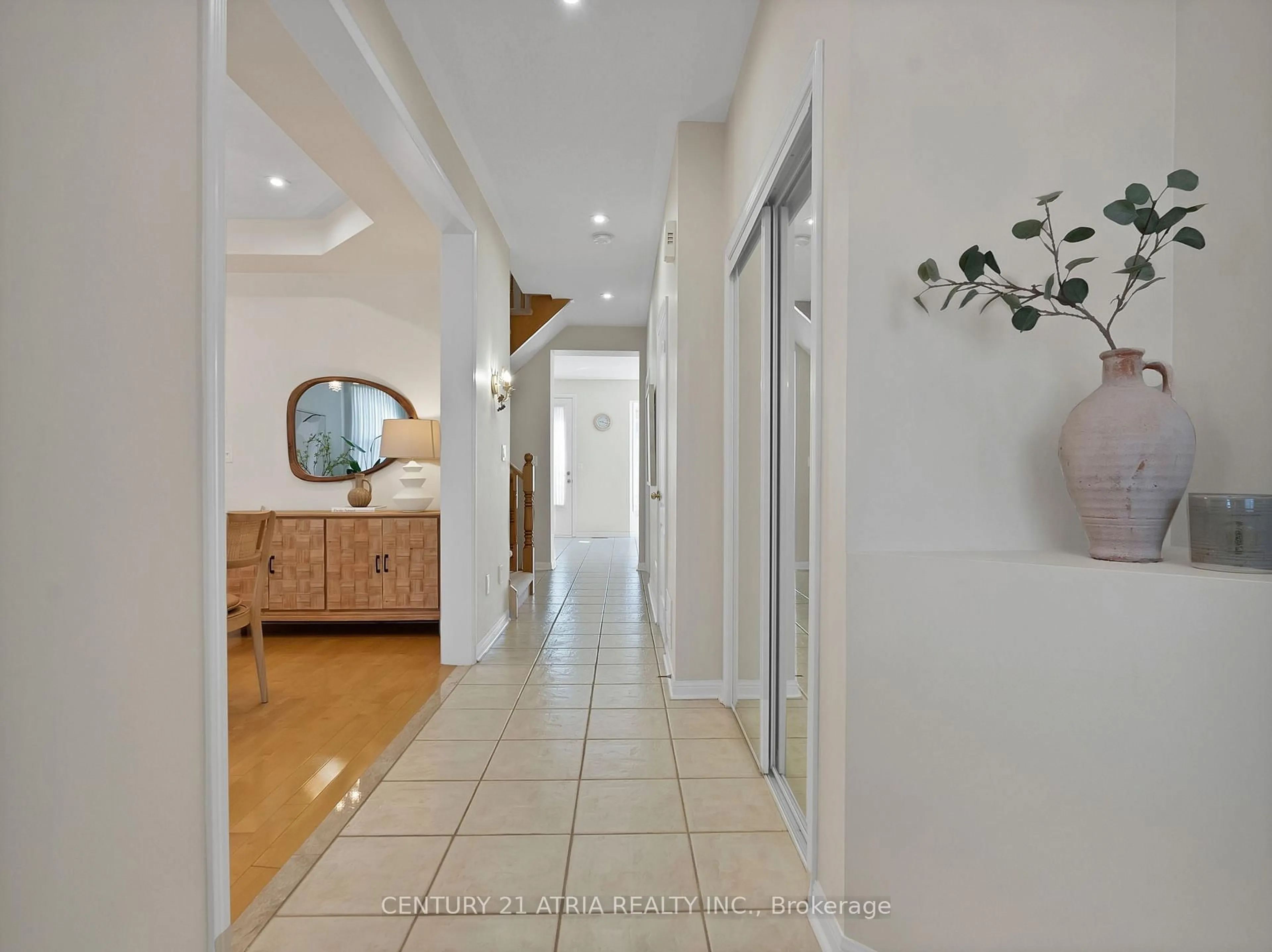Indoor foyer for 39 Saxony Dr, Markham Ontario L6C 2G6