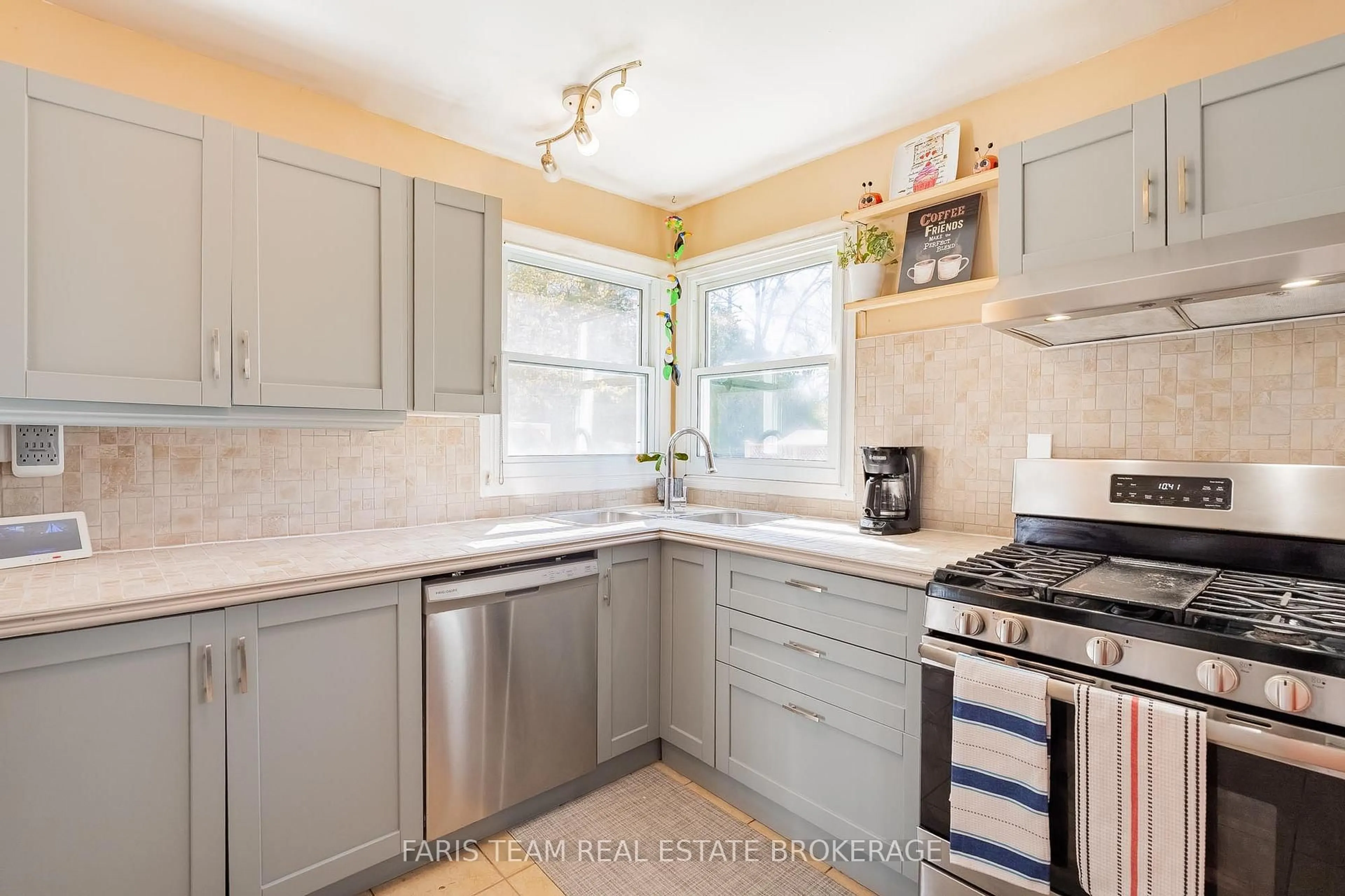 Standard kitchen, ceramic/tile floor for 2083 Lilac Dr, Innisfil Ontario L9S 1Y9