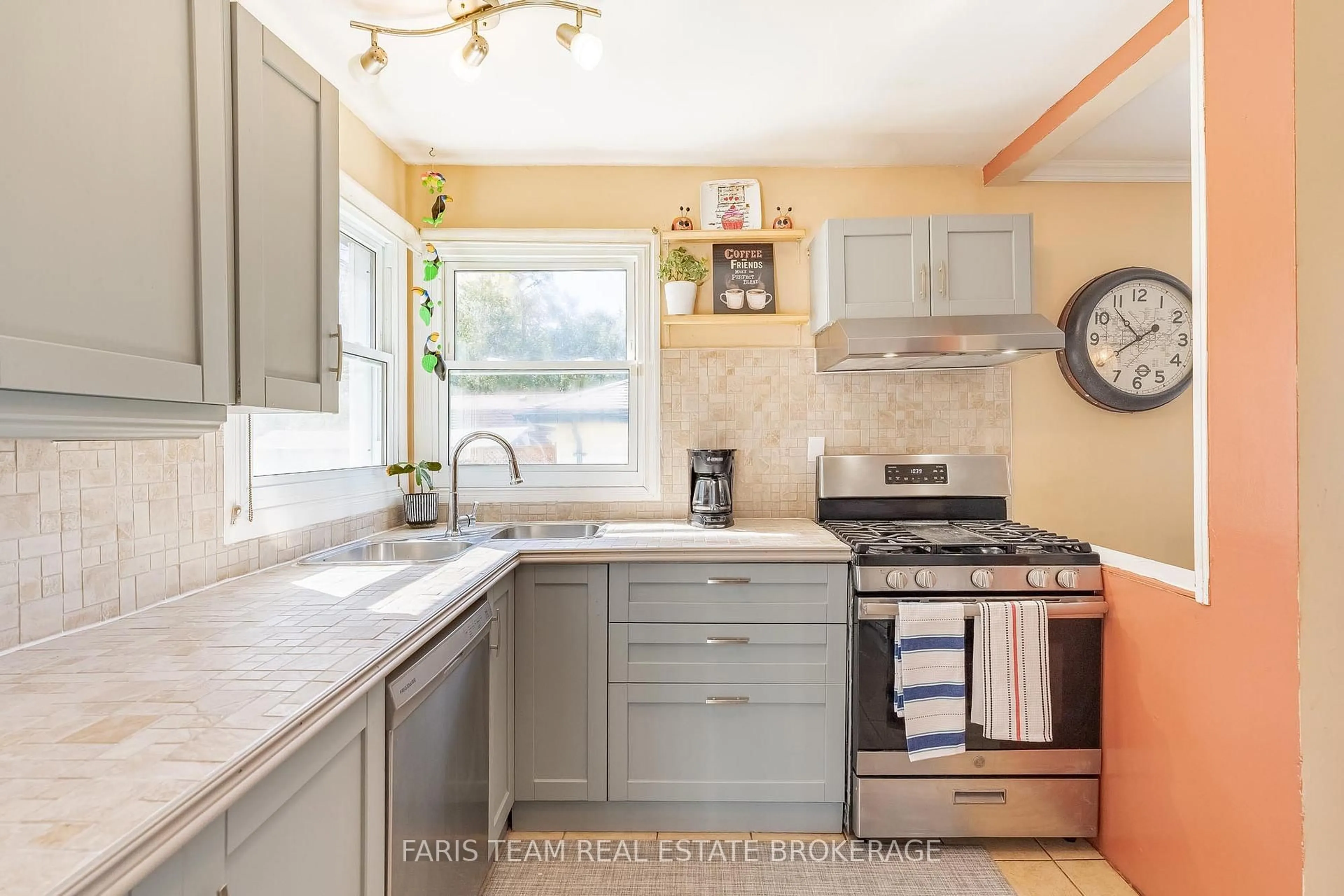 Open concept kitchen, ceramic/tile floor for 2083 Lilac Dr, Innisfil Ontario L9S 1Y9