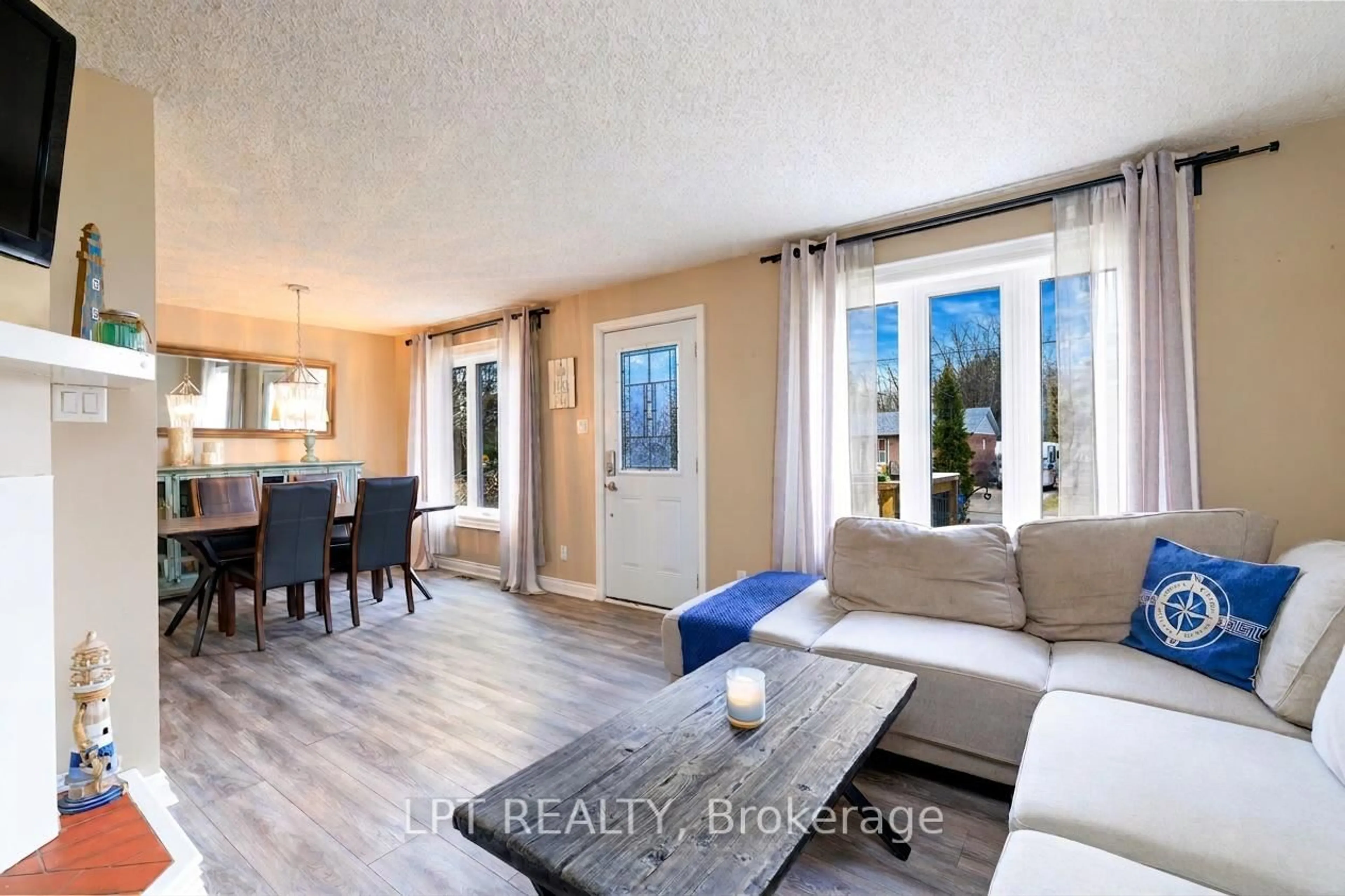 Living room with furniture, wood/laminate floor for 11 Hardwood Dr, Georgina Ontario L0E 1L0