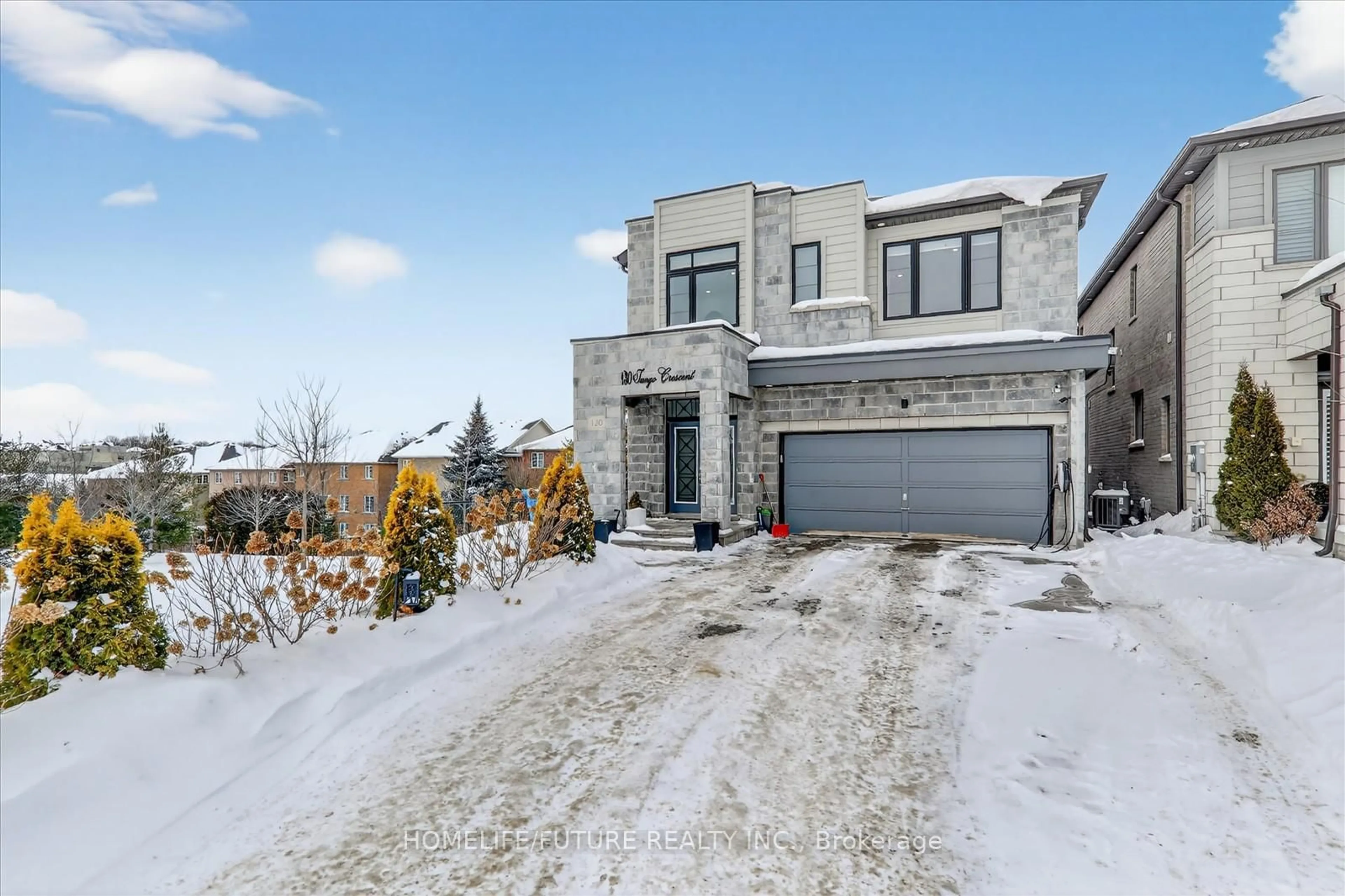 A pic from outside/outdoor area/front of a property/back of a property/a pic from drone, street for 130 Tango Cres, Newmarket Ontario L3X 0K4