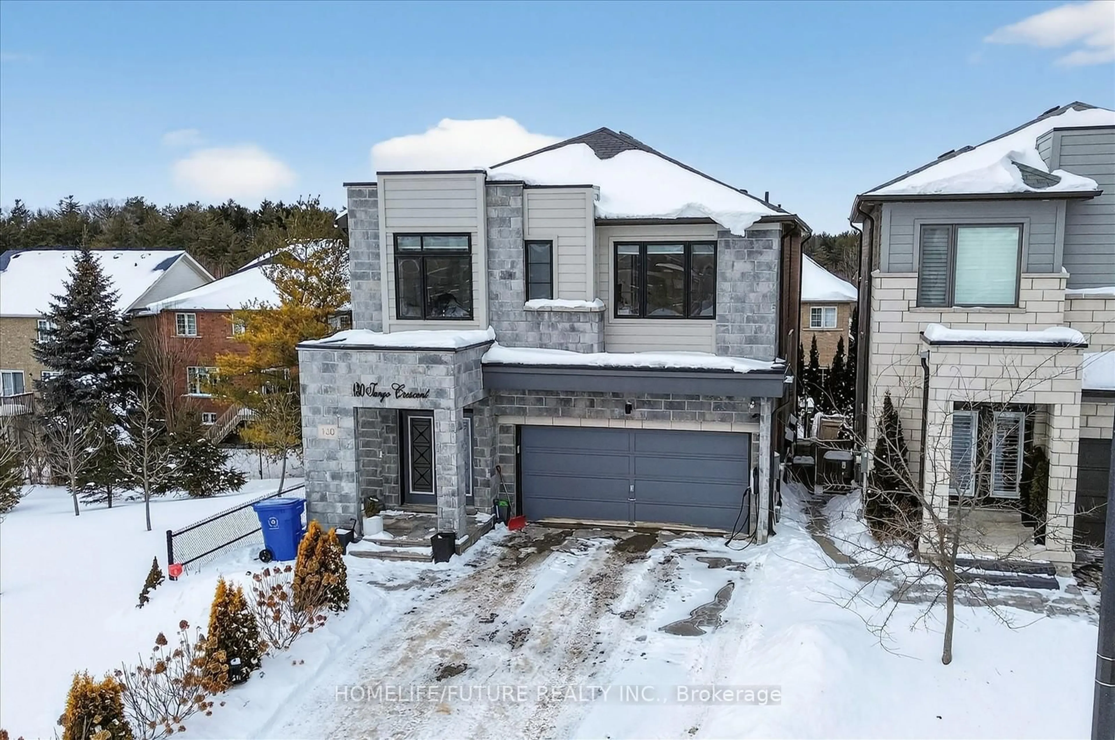 A pic from outside/outdoor area/front of a property/back of a property/a pic from drone, street for 130 Tango Cres, Newmarket Ontario L3X 0K4