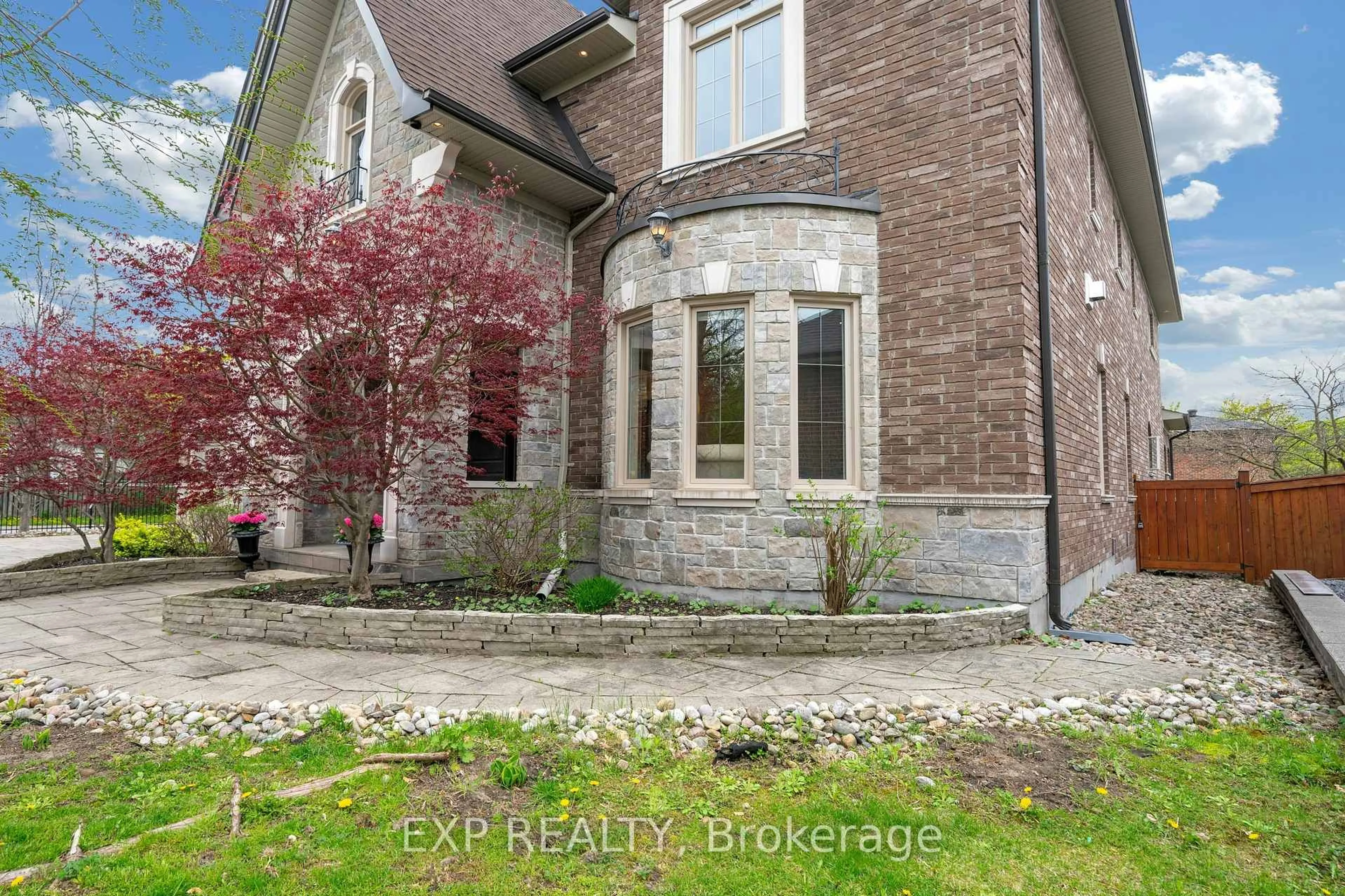 A pic from outside/outdoor area/front of a property/back of a property/a pic from drone, building for 127 May Ave, Richmond Hill Ontario L4C 3S8
