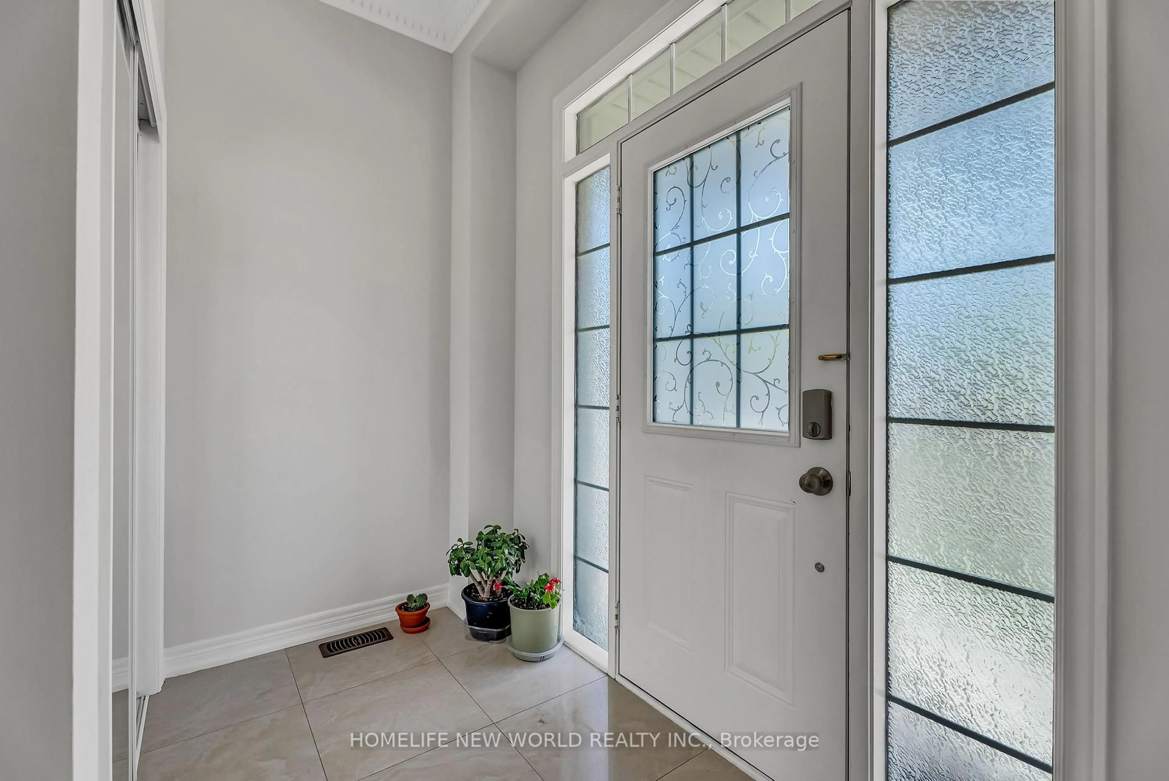 Indoor entryway for 92 Estrella Cres, Richmond Hill Ontario L4E 0S3