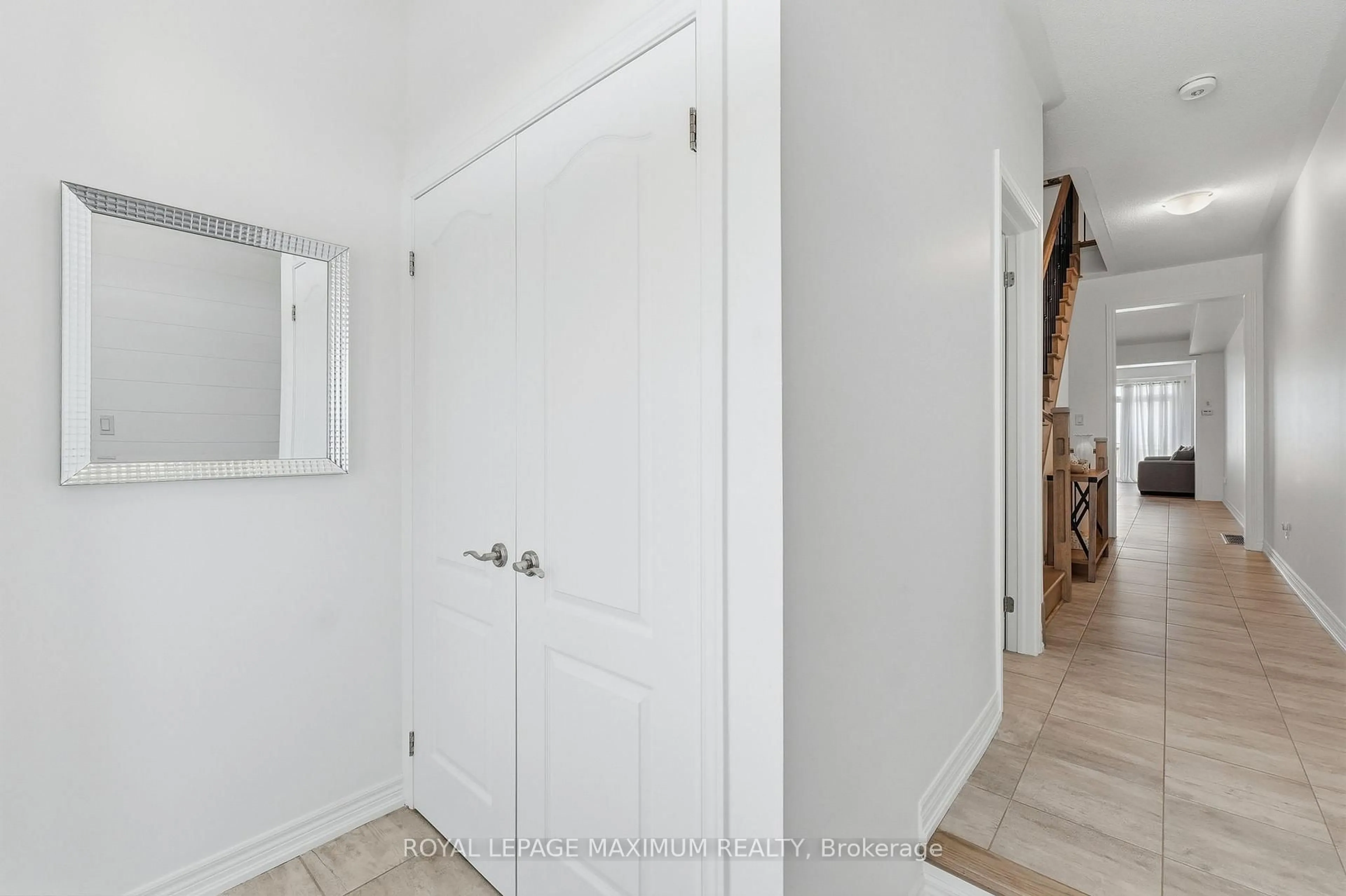 Indoor entryway for 48 Cupples Farm Lane, East Gwillimbury Ontario L0G 1M0